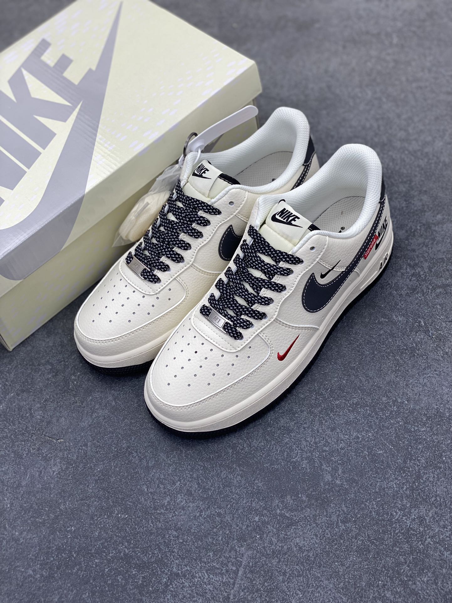 图片[8]-NIke Air Force 1 \’07 Low “Supreme联名——米黑NIKE”空军一号 低帮 运动鞋 休闲鞋 折边针车 工艺难度大 原楦头原纸板 原装鞋盒 定制五金配件 内置全掌气垫 原厂鞋底 货号：HH7518-038 尺码：36 36.5 37.5 38 38.5 39 40 40.5 41 42 42.5 43 44 44.5 45-选品中心