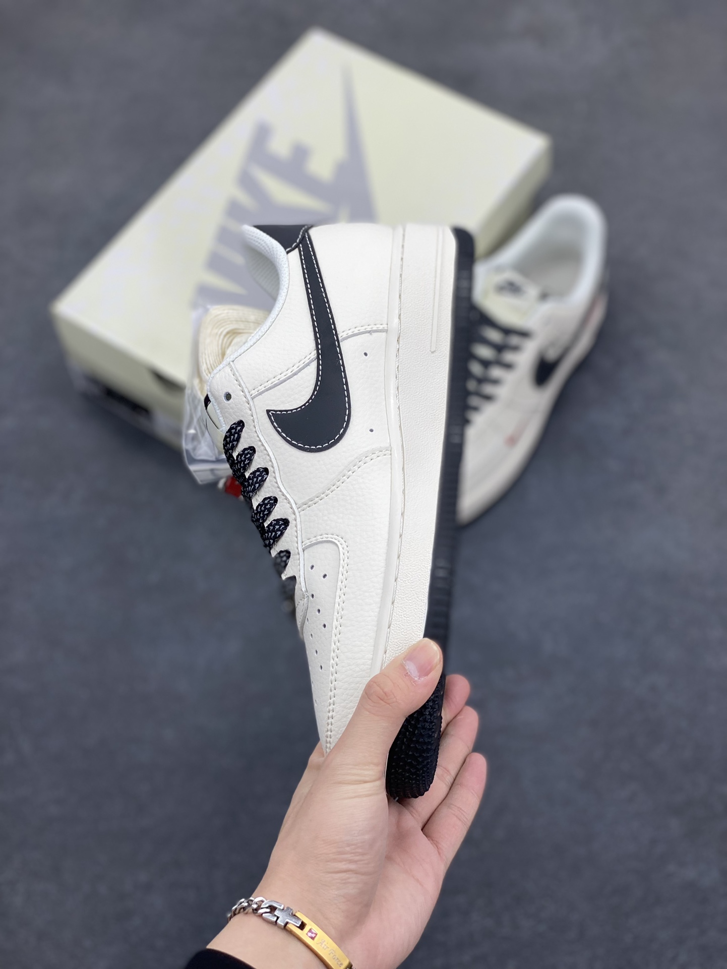 图片[3]-NIke Air Force 1 \’07 Low “Supreme联名——米黑NIKE”空军一号 低帮 运动鞋 休闲鞋 折边针车 工艺难度大 原楦头原纸板 原装鞋盒 定制五金配件 内置全掌气垫 原厂鞋底 货号：HH7518-038 尺码：36 36.5 37.5 38 38.5 39 40 40.5 41 42 42.5 43 44 44.5 45-选品中心