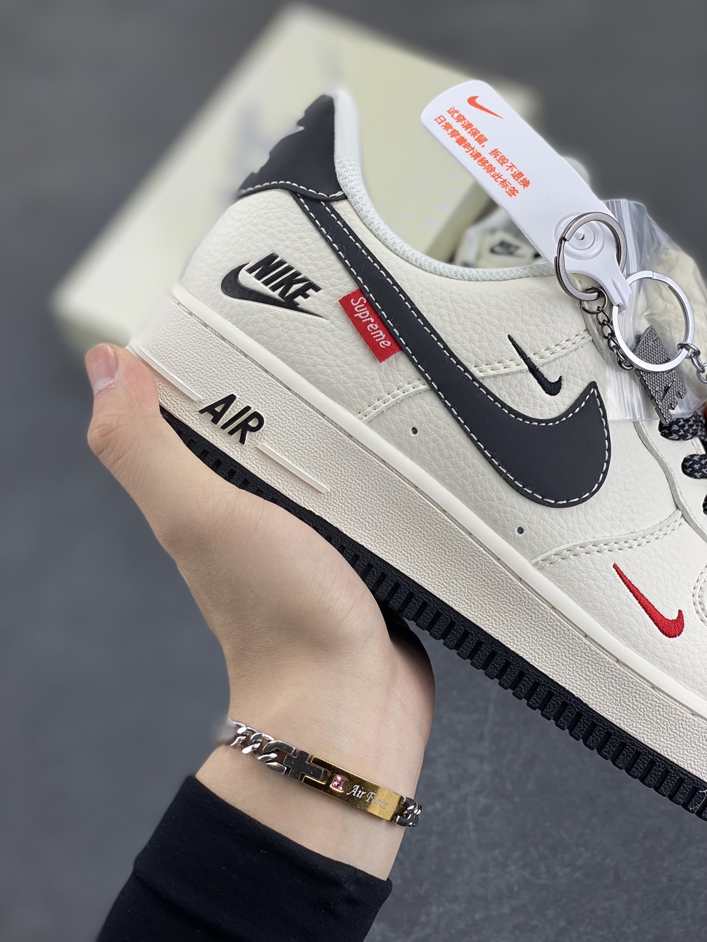 图片[6]-NIke Air Force 1 \’07 Low “Supreme联名——米黑NIKE”空军一号 低帮 运动鞋 休闲鞋 折边针车 工艺难度大 原楦头原纸板 原装鞋盒 定制五金配件 内置全掌气垫 原厂鞋底 货号：HH7518-038 尺码：36 36.5 37.5 38 38.5 39 40 40.5 41 42 42.5 43 44 44.5 45-选品中心