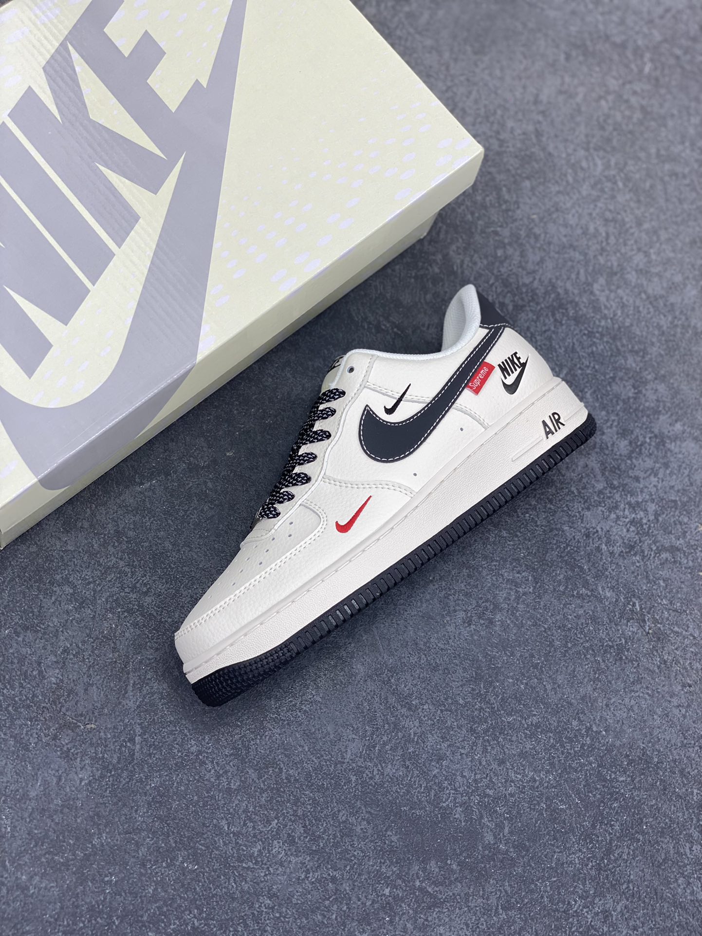 图片[7]-NIke Air Force 1 \’07 Low “Supreme联名——米黑NIKE”空军一号 低帮 运动鞋 休闲鞋 折边针车 工艺难度大 原楦头原纸板 原装鞋盒 定制五金配件 内置全掌气垫 原厂鞋底 货号：HH7518-038 尺码：36 36.5 37.5 38 38.5 39 40 40.5 41 42 42.5 43 44 44.5 45-选品中心