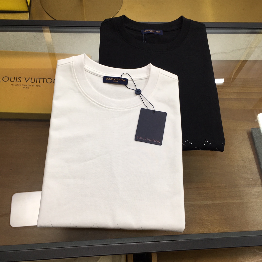 NO:504004,New product [L.v] 2025 counter new product fashionable short-sleeved, customized high-end fabrics feel soft and comfortable and elastic, the hem gradient adopts gold-plated logo technology, simple and atmospheric, both incomparable in both the comfort and fashion of the upper body, and can be said to be a must-have in summer!  Size: S-XXL, T-shirt, alexander wang19860909新品【L.v】 2025专柜新品时尚短袖,定制高级面料手感柔软舒适带有弹力,下摆渐变采用烫金logo工艺,简约大气,无论是上身舒适度还是时尚度都是无可比拟的存在,可以说是夏日必备！ 尺码:S-XXL,,T-shirt,alexander wang,Men's clothing