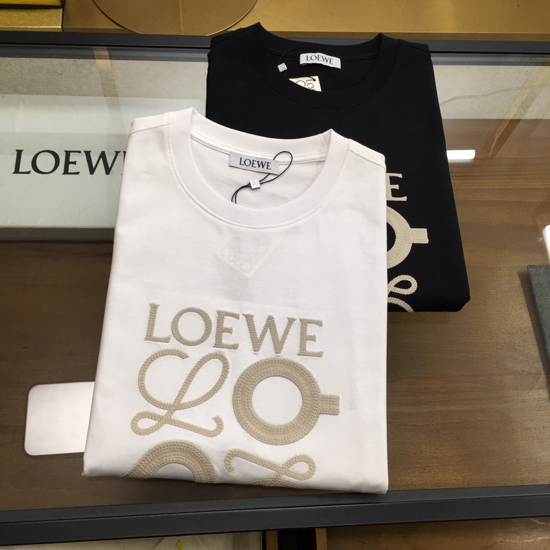 NO:503999,New product [Loew...] 25 counter latest letter embroidery logo versatile heavy industry fusion round neck short sleeves, high-end quality, top-level production process imported fabric, invincible texture, excellent skin-friendliness, first-class feel, and excellent upper body effect!  Size S-XXL, loewe, T-shirt, alexander wang19860909新品【Loew...】 25专柜最新品字母刺绣logo百搭重工融合圆领短袖,高端品质,顶级制作工艺进口面料,质感无敌,亲肤性极佳,手感一流,上身效果超赞！ 尺码S-XXL,,loewe,T-shirt,alexander wang,Men's clothing