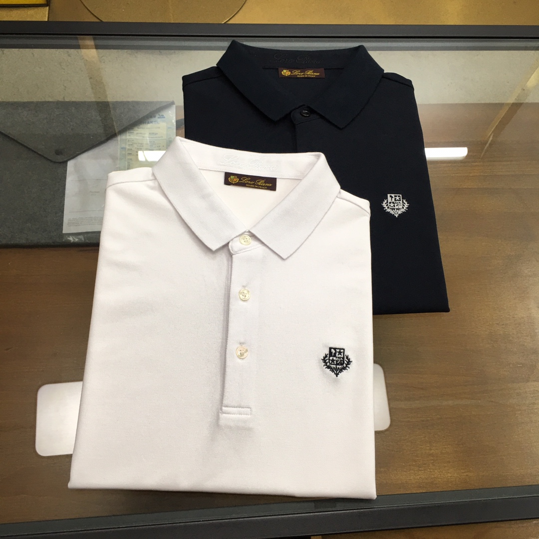 NO:503985,[New Product POLO] 'LP' 2025 Spring and Summer Counter Fashion Short-sleeved Mercerized Bead Flounder Polo Shirt!  Fabric selection is high-end imported garment custom-woven bead floor fabric, old-fashioned workshop garment process is fixed and dyed, extremely luxurious and special materials, all of which are superior in fabric attributes, merceration process, the fabric has extremely high gloss, delicate and natural mesh structure, perfect comfort and breathability, the touch experience is self-evident, luxurious and ultimate enjoyment!  The detailed buttons of the auxiliary materials are natural deep-sea shell buttons. Each piece has a unique pattern and a very good luster. Design points. The overall design style of this item continues the brand's tone. The classic brand logo on the chest is perfectly reshaped and interpreted. It is perfectly presented with the exquisite three-dimensional embossing process, which is cleverly echoed with the classic pattern letter logo elements, combined with the collar and cuffs. It has a strong visual sense, full of youthfulness and vitality, which enhances the sense of fashion, makes the shape more advanced and fashionable, and shows a very distinct fashion proposition!  The details are all high-end, with two buttons and closure plackets, exquisite shell button embellishments, and a small lapel design, which is age-reducing and fashionable, full of vitality and easy to highlight the temperament. The upper body effect is capable and neat, and it has both shapes. It is versatile and practical. It is a POLO shirt with excellent wearability!  Color: White, navy blue!  Size M-3XLM size shoulder width 43 bust 98 sleeve length 20 clothing length 68, loro piana, T-shirt, alexander wang19860909【新品POLO】 《LP》 2025春夏专柜时装款短袖丝光珠地棉马球POLO衫！ 面料甄选高级进口成衣定织珠地面料,老牌工坊成衣工序定织定染,极为奢华特殊的材质,面料属性皆为上乘,丝光工艺处理,面料光泽度极高,网眼结构细腻自然,舒适性与透气性完美兼备,触感体验不言而喻,奢华极致享受！ 辅料细节纽扣为天然深海贝壳扣,每粒都有着独一无二的纹路,光泽感极好. 设计点该款单品整体的设计风格延续了品牌的基调,胸前经典品牌标识得到完美重塑演绎,以精致的立体压花工艺完美呈现,与经典图案字母logo元素,结合领部与袖口皆巧妙形成呼应,视觉感极强,充满年轻态且活力感,提升了时尚感,让造型变得更具高级和时髦,展现出极具鲜明时尚主张！ 细节之处尽显高级,两扣开合门襟,精致贝壳扣点缀,搭配小翻领设计,减龄又时髦,充满活力且极易凸显出气质感,上身效果干练利落,型格兼具,百搭实穿性极好的一款POLO衫！ 颜色:白色 藏蓝色两色！ 尺码M-3XLM码 肩宽43 胸围98 袖长20 衣长68,,loro piana,T-shirt,alexander wang,Men's clothing