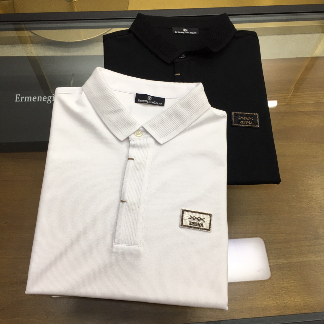 NO:503990,[New Product POLO] 'Zegn..' 2025 Spring and Summer Counter Fashion Short-sleeved Mercerized Bead Furniture Polo POLO shirt!  Fabric selection is high-end imported garment custom-woven bead floor fabric, old-fashioned workshop garment process is fixed and dyed, extremely luxurious and special materials, all of which are superior in fabric attributes, merceration process, the fabric has extremely high gloss, delicate and natural mesh structure, perfect comfort and breathability, the touch experience is self-evident, luxurious and ultimate enjoyment!  The detailed buttons of the auxiliary materials are natural deep-sea shell buttons. Each piece has a unique pattern and a very good luster. Design points. The overall design style of this item continues the brand's tone. The classic brand logo on the chest is perfectly reshaped and interpreted. It is perfectly presented with the exquisite three-dimensional embossing process, which is cleverly echoed with the classic pattern letter logo elements, combined with the collar and cuffs. It has a strong visual sense, full of youthfulness and vitality, which enhances the sense of fashion, makes the shape more advanced and fashionable, and shows a very distinct fashion proposition!  The details are all high-end, with two buttons and closure plackets, exquisite shell button embellishments, and a small lapel design, which is age-reducing and fashionable, full of vitality and easy to highlight the temperament. The upper body effect is capable and neat, and it has both shapes. It is versatile and practical. It is a POLO shirt with excellent wearability!  Color: White, navy blue!  Size M-3XLM size shoulder width 43 bust 98 sleeve length 20 clothing length 68, T-shirt,alexander wang19860909【新品POLO】 《Zegn..》 2025春夏专柜时装款短袖丝光珠地棉马球POLO衫！ 面料甄选高级进口成衣定织珠地面料,老牌工坊成衣工序定织定染,极为奢华特殊的材质,面料属性皆为上乘,丝光工艺处理,面料光泽度极高,网眼结构细腻自然,舒适性与透气性完美兼备,触感体验不言而喻,奢华极致享受！ 辅料细节纽扣为天然深海贝壳扣,每粒都有着独一无二的纹路,光泽感极好. 设计点该款单品整体的设计风格延续了品牌的基调,胸前经典品牌标识得到完美重塑演绎,以精致的立体压花工艺完美呈现,与经典图案字母logo元素,结合领部与袖口皆巧妙形成呼应,视觉感极强,充满年轻态且活力感,提升了时尚感,让造型变得更具高级和时髦,展现出极具鲜明时尚主张！ 细节之处尽显高级,两扣开合门襟,精致贝壳扣点缀,搭配小翻领设计,减龄又时髦,充满活力且极易凸显出气质感,上身效果干练利落,型格兼具,百搭实穿性极好的一款POLO衫！ 颜色:白色 藏蓝色两色！ 尺码M-3XLM码 肩宽43 胸围98 袖长20 衣长68,,T-shirt,alexander wang,Men's clothing