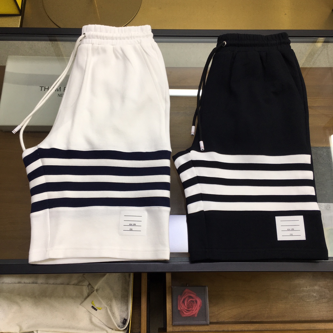 NO:505388,New product 'T.B' Exclusive hot TB Animal Dog Shorts Series Exclusive custom expensive cabinet-grade double-sided air bead floor fabric, refreshing, soft and sweat-absorbing, summer fashion essential heavy craftsmanship Top imported water-soluble embroidered cute puppy, exquisite colors, vivid and exquisite custom woven contrasting four-bar fabric classic decoration and red, white and blue three-color webbing perfectly blend, top milky white hardware pendant matching White black, M-3XL, shorts, alexander wang19860909新品 《T.B》 独家爆款火爆TB 动物狗狗短裤系列 独家定制贵柜级双面空气珠地面料,清爽柔软吸汗,夏日时尚必备重工艺顶级进口水溶绣花可爱小狗狗,精美色彩,生动精致定制编织撞色四道杠织物经典装饰与红白蓝三色织带完美融合,顶级奶白色五金吊坠搭配 白色黑色,Ｍ-3XL,,shorts,alexander wang,Men's clothing