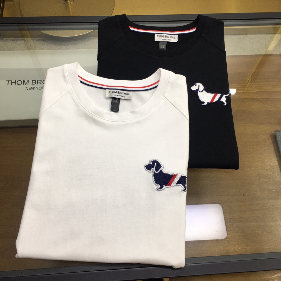 NO:505372,New product 'T.B' Exclusive hit TB Animal and Dog Short Sleeve Series Exclusive custom expensive cabinet grade 32 double yarn long velvet cotton T-shirt fabric, refreshing and sweat-absorbing, summer fashion essential heavy craftsmanship top imported water-soluble embroidered cute puppy, exquisite colors, vivid and exquisite custom woven contrasting four-bar fabric classic decoration and red, white and blue three-color webbing perfectly blend white, black, M-3XL, T-shirt, alexander wang19860909新品 《T.B》 独家爆款火爆TB 动物狗狗短袖系列 独家定制贵柜级32支双纱长绒棉体恤面料,清爽吸汗,夏日时尚必备重工艺顶级进口水溶绣花可爱小狗狗,精美色彩,生动精致定制编织撞色四道杠织物经典装饰与红白蓝三色织带完美融合 白色,黑色,Ｍ-3XL,,T-shirt,alexander wang,Men's clothing