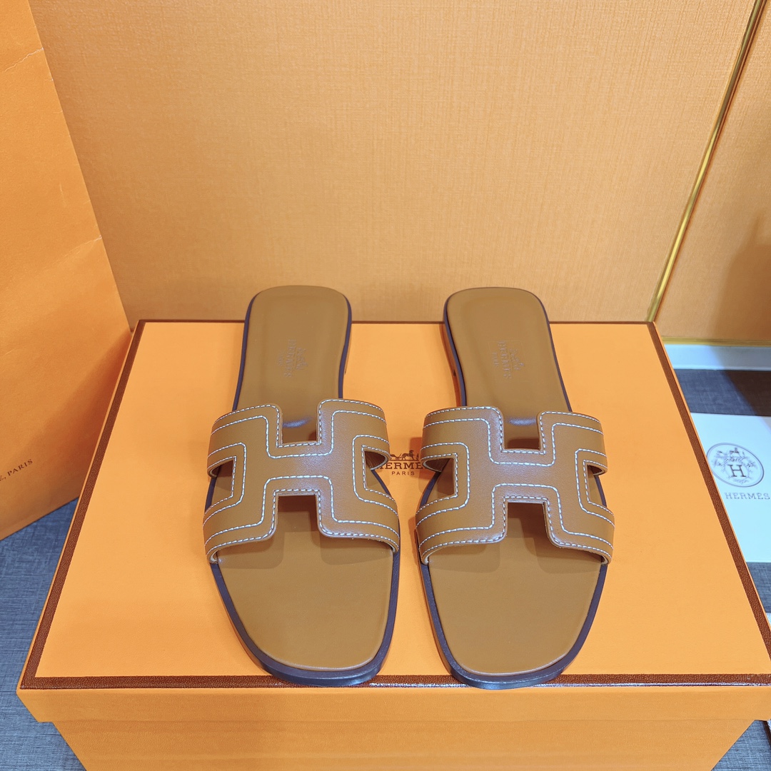 NO:239350,Like, the H-drag with a look at the heart is here. The essential slippers will be unbeaten forever. It is really hard not to love it. It is comfortable and versatile to wear on your feet. It is very comfortable and versatile. It is very shaped and looks gentle and generous. The simple and atmospheric pop style design is quite fashionable!  Whether it is a casual T-shirt with shorts or an elegant dress, it can be easily controlled, and it can add points to different occasions you attend. It is very recommended to buy it, and you can control it in any occasion!  It’s great to go out shopping, traveling, and dating!  Pure hand-sewn, private custom made. The counter has slightly adjusted the correct code and the correct shot. The code number is 34-43 (34.41.42.43 customization is not returned or exchanged), slippers, slippers, skirts, shorts, tees, t-shirt19860909赞赞赞,一眼心动的H拖来啦,必不可少的拖鞋,将会是万年不败拖,真的很难不爱,上脚舒服很赞而且百搭,非常修饰脚型的同时也会显得温婉大方,简约大气的流行性版型设计相当时尚！无论是休闲T恤配短裤的运动范,或者是清雅连衣裙都可以驾驭的特别轻松,为自己出席的不同场合都能加分,非常推荐入手,任何场合都能驾驭！出门逛街旅游约会都好绝绝子非常ok！ 纯手工缝制,私人订制款.  码数同步专柜稍调正码正拍 码数34-43（34.41.42.43码订制不退换）,拖鞋,slippers,skirts,shorts,tees，t-shirt,Women's Shoes