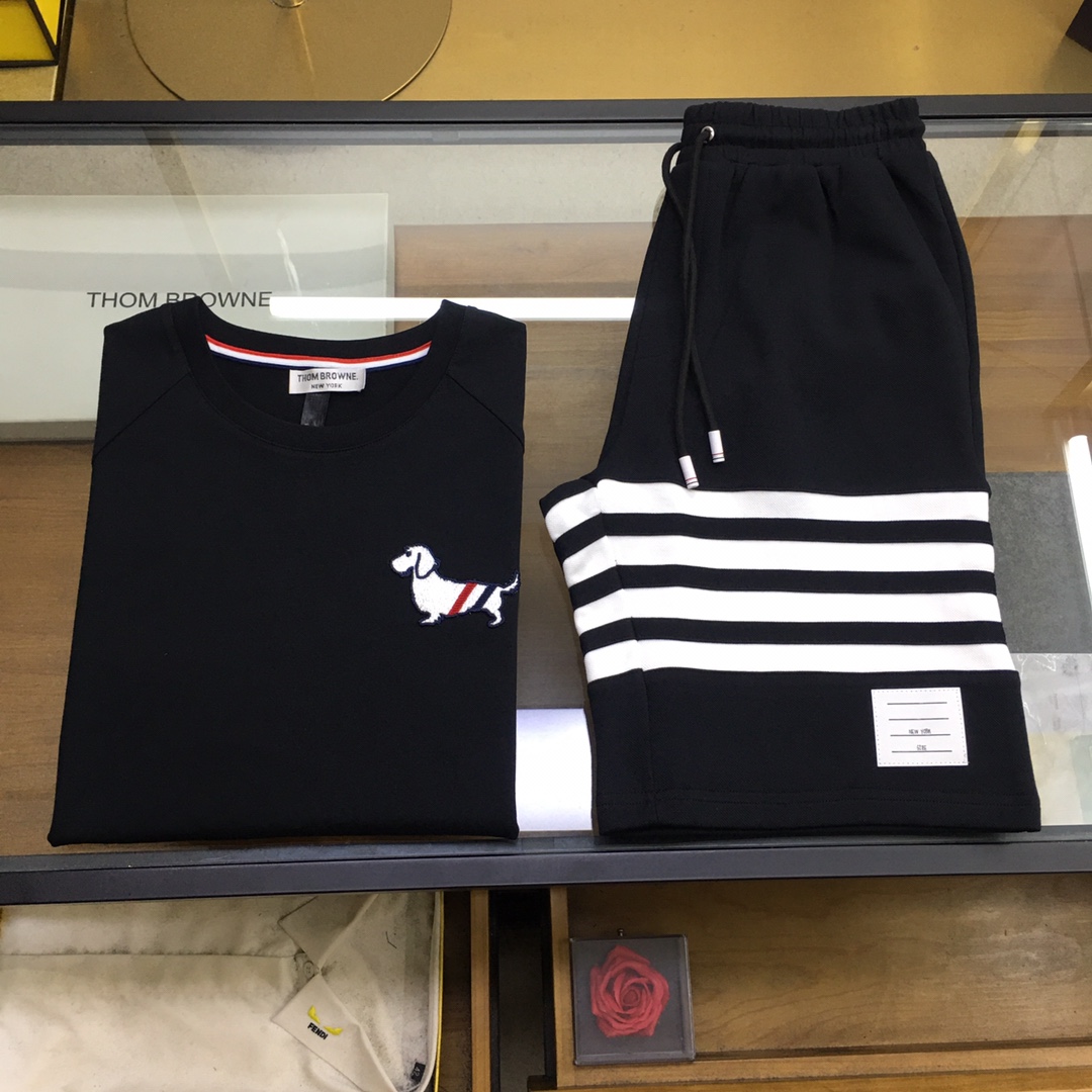 NO:505382,New product set short-sleeved pants P 'T.B' is sold, exclusive hot TB animal dog short-sleeved suit series, exclusive custom expensive cabinet grade 32 double yarn long velvet cotton t-shirt fabric, refreshing and sweat-absorbing, summer fashion essential heavy craftsmanship top imported water-soluble embroidered cute puppy, exquisite colors, vivid and exquisite custom woven contrasting four-bar fabric classic decoration and red, white and blue three-color webbing perfectly blend white, black, M-3XL, T-shirt, alexander wang19860909新品套装短袖 裤P《T.B》拆卖 独家爆款火爆TB 动物狗狗短袖套装系列 独家定制贵柜级32支双纱长绒棉体恤面料,清爽吸汗,夏日时尚必备重工艺顶级进口水溶绣花可爱小狗狗,精美色彩,生动精致定制编织撞色四道杠织物经典装饰与红白蓝三色织带完美融合 白色,黑色,Ｍ-3XL,,T-shirt,alexander wang,Men's clothing