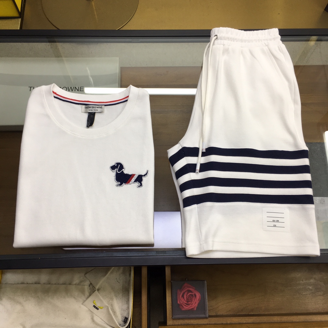 NO:505377,New vest set vest shorts P 'T.B' sold exclusive hot TB animal dog series vest set Exclusive custom expensive cabinet-grade double-sided air bead floor fabric, refreshing, soft and sweat-absorbing, summer fashion essential heavy craftsmanship top imported water-soluble embroidered cute puppy, exquisite colors, vivid and exquisite custom woven contrasting four-bar fabric classic decoration and red, white and blue three-color webbing perfectly blend white, black M-3XL, shorts, alexander wang19860909新品背心套装背心短裤P《T.B》拆卖 独家爆款火爆TB 动物狗狗系列背心套装 独家定制贵柜级双面空气珠地面料,清爽柔软吸汗,夏日时尚必备重工艺顶级进口水溶绣花可爱小狗狗,精美色彩,生动精致定制编织撞色四道杠织物经典装饰与红白蓝三色织带完美融合 白色,黑色Ｍ-3XL,,shorts,alexander wang,Men's clothing