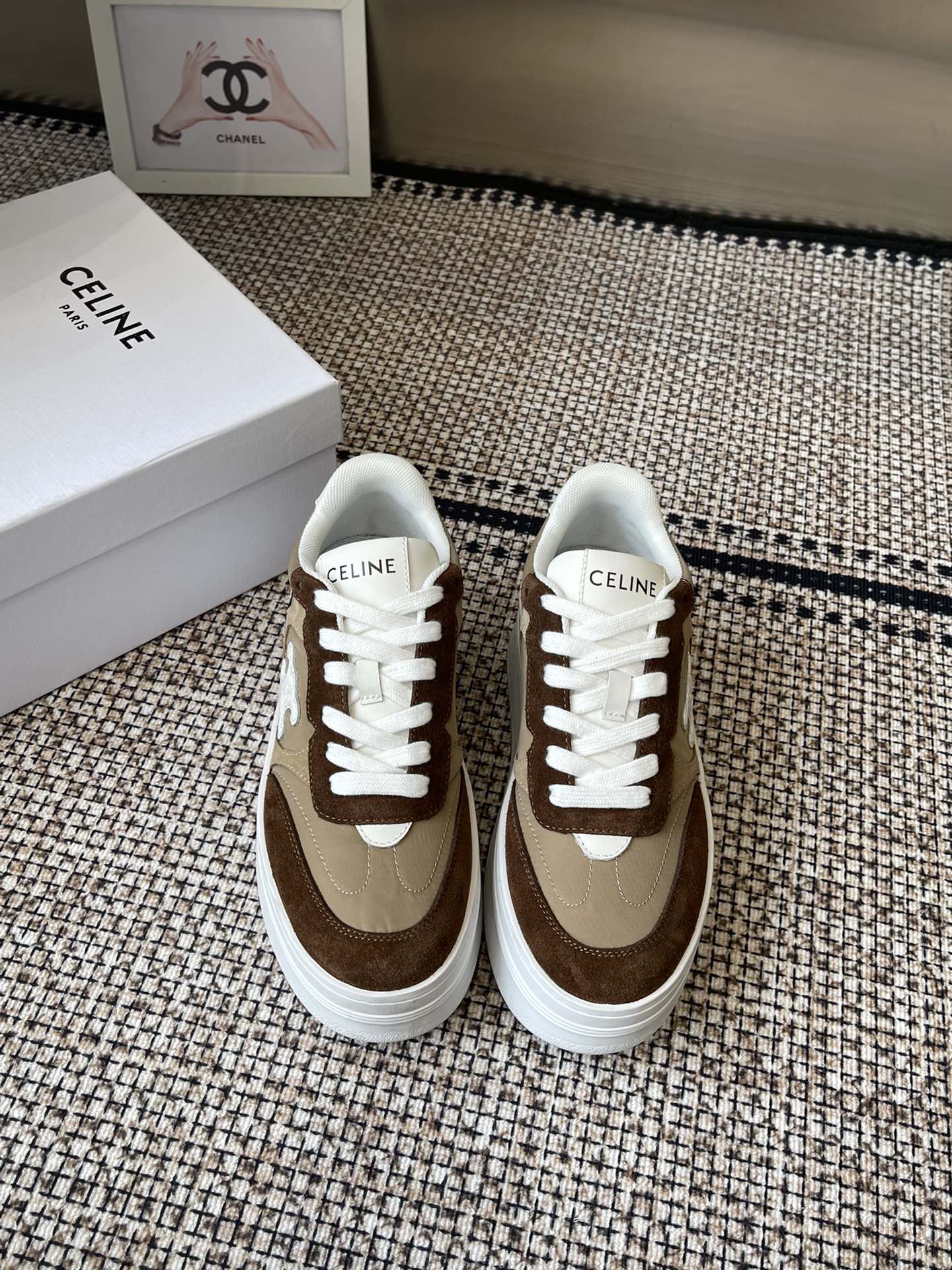 NO:511897,CELINE Small dirty shoes 25ss Latest Runner Cr-03 series Lace-up Casual sports shoes New Year sports white shoes are refreshing from the splicing of the contour partitions of the last, the front and rear brand LOGOs echo, and the edges of the big sole are obviously embellished by Celine letters, all of which highlight the brand elements. Fabric: Niu reverse velvet splicing technology net fabric Inner: Breathable cotton net Outsole: Original tpu combination sole Size 35-40 (40 customized), casual shoes/sports shoes, celine, celine, sneakers19860909CELINE 赛琳 小脏鞋 25ss 最新 Runner Cr-03系列 系带 休闲运动鞋 新春运动小白鞋无论从楦型的轮廓隔板的拼接都让人耳目一新、前后品牌LOGO相呼应、大底边位明显Celine字母点缀、无不彰显品牌元素 面料: 牛反绒拼接科技网面料 内里: 透气棉网 大底: 原版tpu组合底 码数35-40(40定做）,休闲鞋/运动鞋,celine,celine,sneakers,Women's Shoes