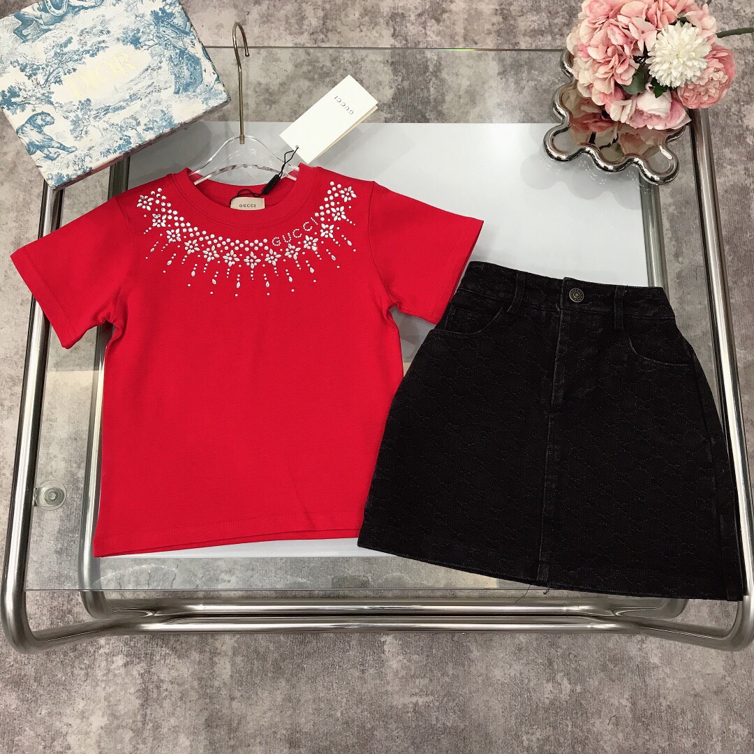 NO:211738,[Spot delivery] GUCC* Limited series Pure cotton short-sleeved jacquard denim skirt Pure cotton texture Soft and delicate exquisite style Original 1:1 gram weight 240G ~ Water drop diamond inlaid print at the neckline of the T-shirt bulingbuling is full of high-end feeling with double G jacquard denim skirt The inner lining shows elegance and cuteness, soft and comfortable, skin-friendly and not tied, excellent upper body effect, color white, red size size--120-130-140-150 [CM] Counter packaging 70, clothes, gucci, skirts, T-shirt, tees, t-shirt,19860909【现货发】  GUCC* 限定系列 纯棉短袖提花牛仔半裙 纯棉质地 柔软细腻 精致款 原版1:1打造 克重240G打造～T恤领口处水滴钻镶嵌印花 bulingbuling的高级感十足搭配双G提花牛仔半裙 内里配有里衬 尽显优雅跟可爱 柔顺舒适 亲肤不扎 上身效果极好 颜色白色 红色  size尺码--120-130-140-150【CM】 专柜包装70,衣服,gucci,skirts,T-shirt,tees，t-shirt,,Children's