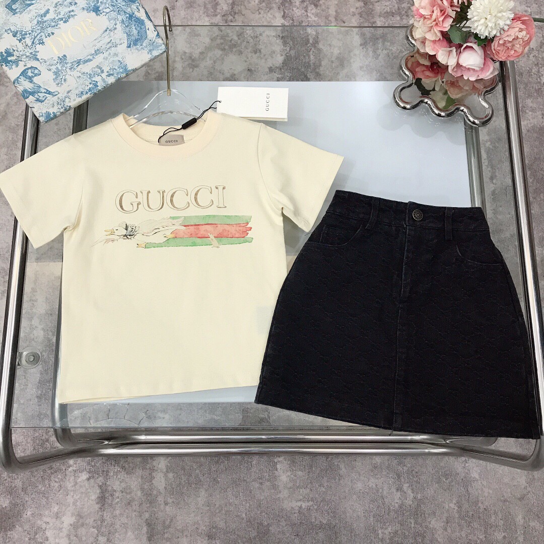 NO:211747,[Spot shipment] GUCC* Limited series Pure cotton short-sleeved jacquard denim skirt Pure cotton texture Soft and delicate exquisite original 1:1 gram weight 240G ~ Direct-spray printed logo top with double G jacquard denim skirt The inner lining shows elegance and cuteness, soft and comfortable, skin-friendly and not tied, excellent upper body effect Color apricot color size--120-130-140-150 [CM] Counter packaging 70, clothes, gucci, skirts, T-shirt,19860909【现货发】  GUCC* 限定系列 纯棉短袖提花牛仔半裙 纯棉质地 柔软细腻 精致款 原版1:1打造 克重240G打造～直喷印花logo上衣搭配双G提花牛仔半裙 内里配有里衬 尽显优雅跟可爱 柔顺舒适 亲肤不扎 上身效果极好 颜色杏色  size尺码--120-130-140-150【CM】 专柜包装70,衣服,gucci,skirts,T-shirt,,Children's