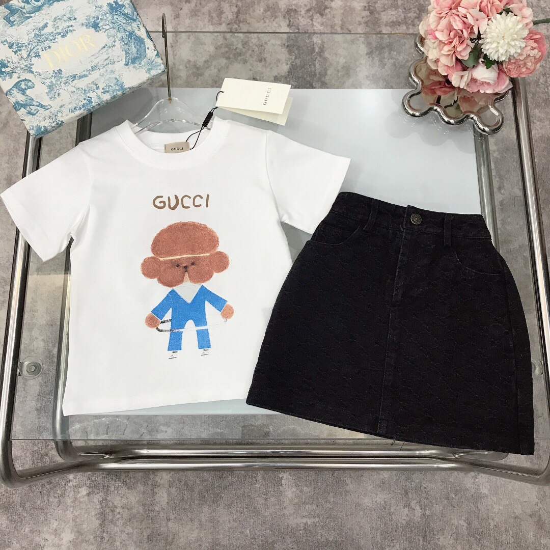 NO:211756,[Spot shipment] GUCC* Limited series Pure cotton short-sleeved jacquard denim skirt Pure cotton texture Soft and delicate exquisite style Original 1:1 created with 240G weight ~ Direct spray craft hula hoop bear logo, front and back printed, full of high-end feeling with double G jacquard denim skirt The inner lining shows elegance and cuteness, soft and comfortable, skin-friendly and not tied, excellent effect on the upper body Color white size size--120-130-140-150 [CM] Counter packaging 70, clothes, gucci, skirts, T-shirt,19860909【现货发】  GUCC* 限定系列 纯棉短袖提花牛仔半裙 纯棉质地 柔软细腻 精致款 原版1:1打造 克重240G打造～直喷工艺呼啦圈小熊logo,前后两面印花 高级感十足搭配双G提花牛仔半裙 内里配有里衬 尽显优雅跟可爱 柔顺舒适 亲肤不扎 上身效果极好 颜色白色  size尺码--120-130-140-150【CM】 专柜包装70,衣服,gucci,skirts,T-shirt,,Children's