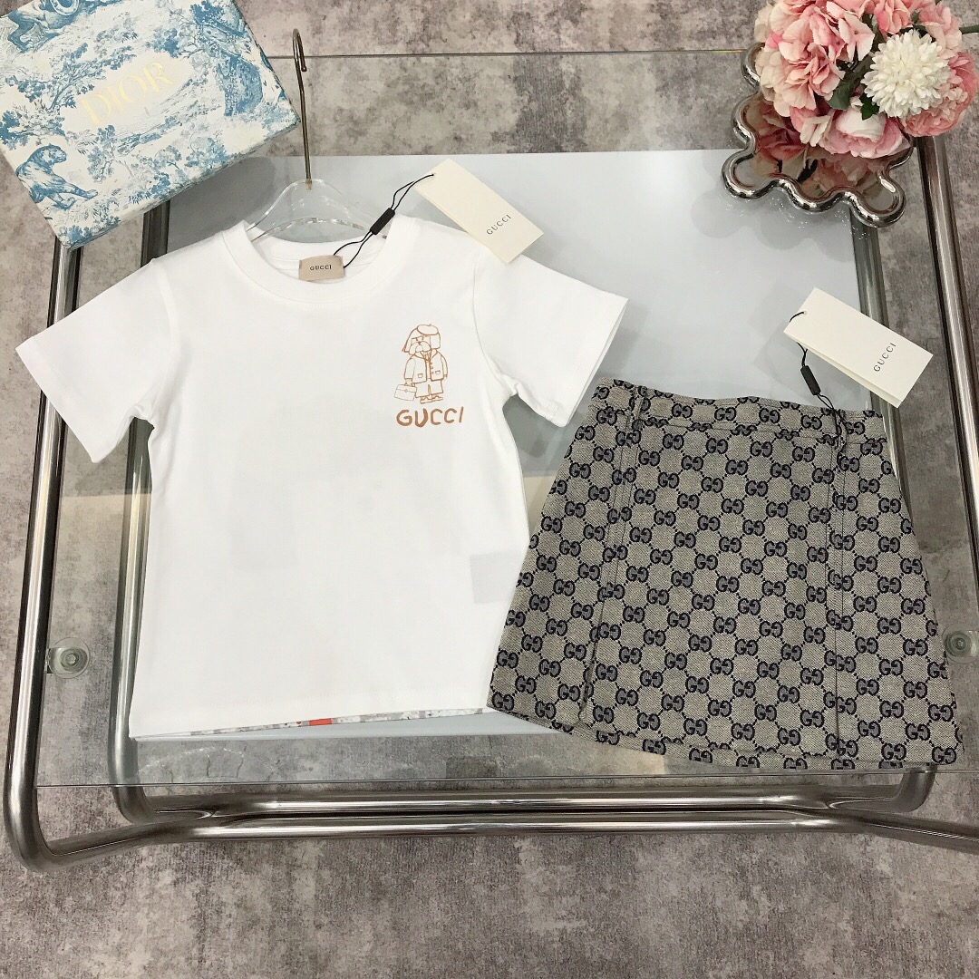NO:211784,[Spot shipment] GUCC* Limited series Pure cotton short-sleeved jacquard denim skirt Pure cotton texture Soft and delicate exquisite style Original 1:1 gram weight 240G ~ Printed T-shirts on both sides on the front and back with logo comprehensive jacquard denim skirt showing elegance and cuteness, soft and comfortable, skin-friendly and not tied, excellent upper body effect Color white size size-120-130-140-150 [CM] Counter packaging 70, clothes, gucci, skirts, T-shirt, tees, t-shirt,19860909【现货发】  GUCC* 限定系列 纯棉短袖提花牛仔半裙 纯棉质地 柔软细腻 精致款 原版1:1打造 克重240G打造～前后两面印花T恤搭配logo全面提花牛仔半裙 尽显优雅跟可爱 柔顺舒适 亲肤不扎 上身效果极好 颜色白色  size尺码--120-130-140-150【CM】 专柜包装70,衣服,gucci,skirts,T-shirt,tees，t-shirt,,Children's