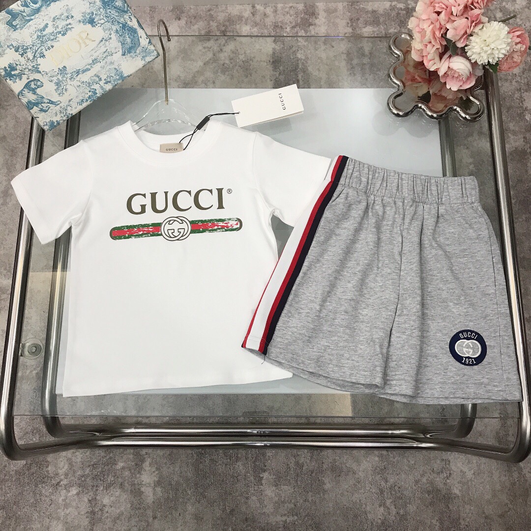 NO:211793,[Spot delivery] GUCC* Set The same style for the counter ~ [Short-sleeved shorts] Classic printed logo series ~ widened neckline design The top is made of gram-weight fabric ~ the style is crisp and stylish with the gradient printed logo on the chest, the shorts are classic three-color webbing spliced ​​with double GG embroidered stamps on the left trouser legs. It is made of imported high-end customized pure cotton fabric. High-end fashionable style. The upper body effect is very good. Size-110-120-130-140-150 [CM] Requires counter packaging, clothes, gucci, shorts, T-shirt,19860909【现货发】   GUCC* 套装 专柜同款～【短袖短裤】经典印花logo系列～加宽领口设计 上衣采用克重面料打造～版型挺括有型搭配胸前渐变印花LOGO,短裤侧边经典三色织带拼接搭配左裤脚处双GG刺绣章标 采用进口高端定制纯棉面料裁制 高级时髦款 上身效果非常好 尺码-110-120-130-140-150【CM】 需要专柜包装元,衣服,gucci,shorts,T-shirt,,Children's