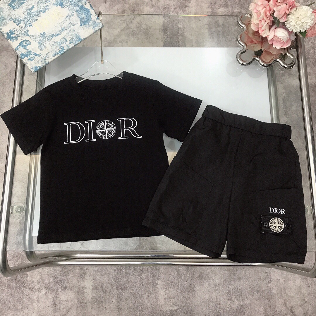 NO:211734,[Spot delivery] DIO* & Stone Island Co-branded model set The same style for the counter ~ [Embroidered short-sleeved work shorts] Top chest embroidery LOGO craft ~ matched with nylon tool shorts Pocket logo label embroidery design Wide neckline design Made of gram heavy fabric ~ The style is crisp and stylish with exquisite sewing technology at the corners of the clothes High-end fashionable style The upper body effect is very good Color military green Black Size-110-120-130-140-150 [CM] Requires counter packaging, clothes, dior, shorts, T-shirt,19860909【现货发】   DIO* &石头岛 联名款 套装 专柜同款～【刺绣短袖工装短裤】上衣胸前刺绣LOGO工艺～搭配尼龙材质工装短裤 口袋处logo标签刺绣设计 加宽领口设计 采用克重面料打造～版型挺括有型搭配衣角处精致缝制工艺 高级时髦款 上身效果非常好 颜色军绿色 黑色 尺码-110-120-130-140-150【CM】 需要专柜包装元,衣服,dior,shorts,T-shirt,,Children's