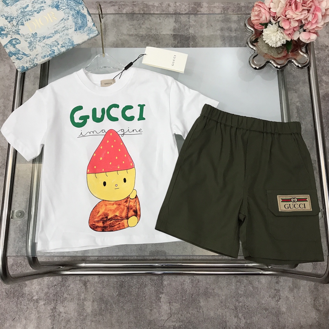 NO:211743,[Spot delivery] GUCC* Set ~ [Footed three-dimensional printed short sleeves ultra-thin soft ice-sensing shorts] Printing LOGO technology on both sides of the top ~ Paired with super thin soft nylon tooling shorts, pocket logo label design, high-end fashionable style, the upper body effect is very good Size--120-130-140-150 [CM] Requires counter packaging, clothes, gucci, shorts, T-shirt,19860909【现货发】   GUCC* 套装 ～【发泡立体印花短袖超薄柔软冰感短裤】上衣前后两面印花LOGO工艺～搭配超级薄柔软尼龙材质工装短裤 口袋处logo标签章标设计 高级时髦款 上身效果非常好 尺码--120-130-140-150【CM】 需要专柜包装元,衣服,gucci,shorts,T-shirt,,Children's