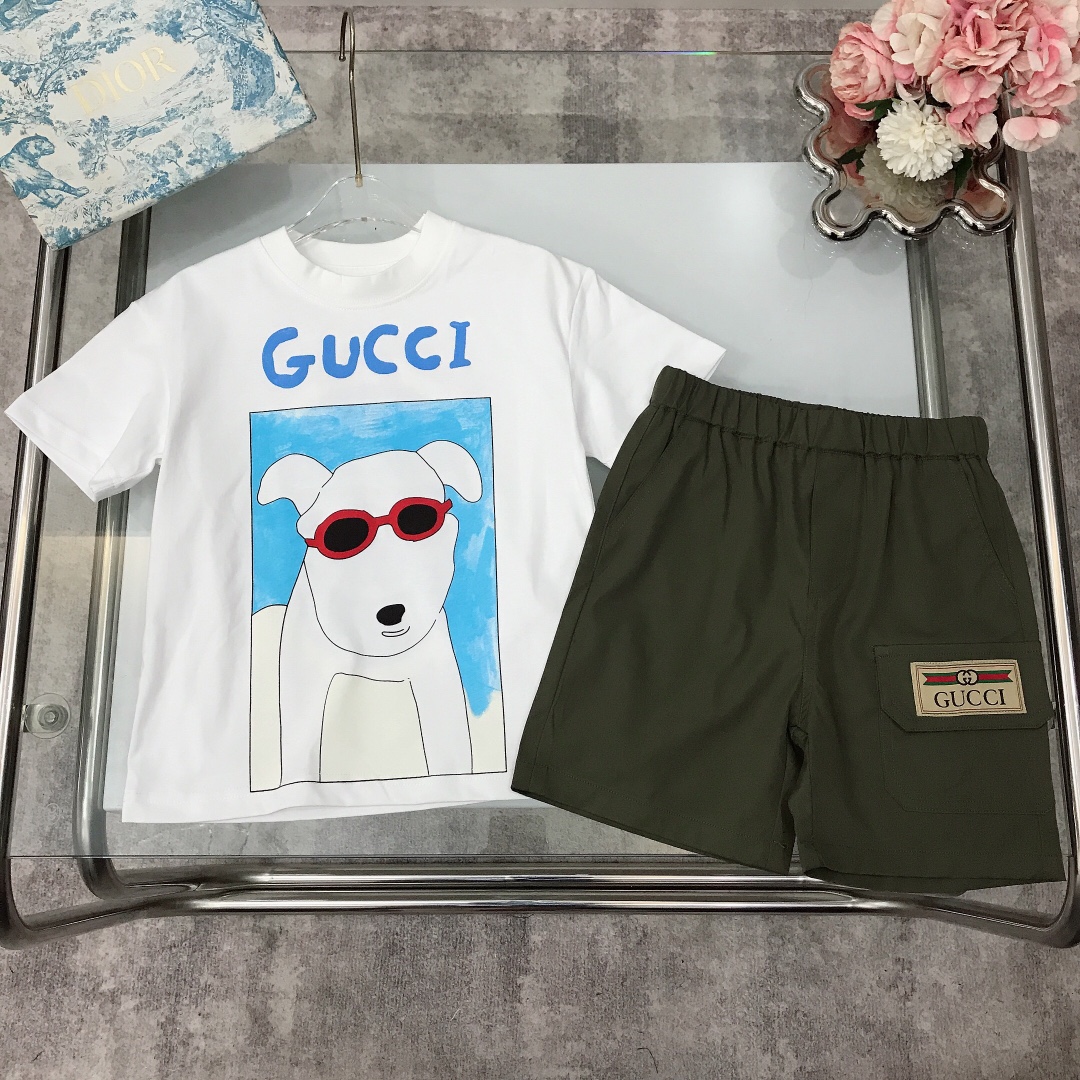 NO:211752,[Spot delivery] GUCC* Set ~ [Puppy printed short-sleeved ultra-thin soft ice-sensing shorts] Printed LOGO technology on both sides of the top ~ Paired with super thin soft nylon tooling shorts, pocket logo label design, high-end fashionable style, the upper body effect is very good Size--120-130-140-150 [CM] Requires counter packaging, clothes, gucci, shorts, T-shirt,19860909【现货发】   GUCC* 套装 ～【小狗印花短袖超薄柔软冰感短裤】上衣前后两面印花LOGO工艺～搭配超级薄柔软尼龙材质工装短裤 口袋处logo标签章标设计 高级时髦款 上身效果非常好 尺码--120-130-140-150【CM】 需要专柜包装元,衣服,gucci,shorts,T-shirt,,Children's