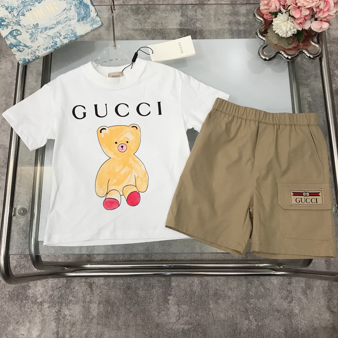 NO:211761,[Spot delivery] GUCC* Set ~ [Printed short-sleeved ultra-thin soft ice-sensing shorts] Printed LOGO technology on both sides of the top ~ Paired with super thin soft nylon tooling shorts, pocket logo label design, high-end fashionable style, the upper body effect is very good Size--120-130-140-150 [CM] Requires counter packaging, clothes, gucci, shorts, T-shirt,19860909【现货发】   GUCC* 套装 ～【印花短袖超薄柔软冰感短裤】上衣前后两面印花LOGO工艺～搭配超级薄柔软尼龙材质工装短裤 口袋处logo标签章标设计 高级时髦款 上身效果非常好 尺码--120-130-140-150【CM】 需要专柜包装元,衣服,gucci,shorts,T-shirt,,Children's