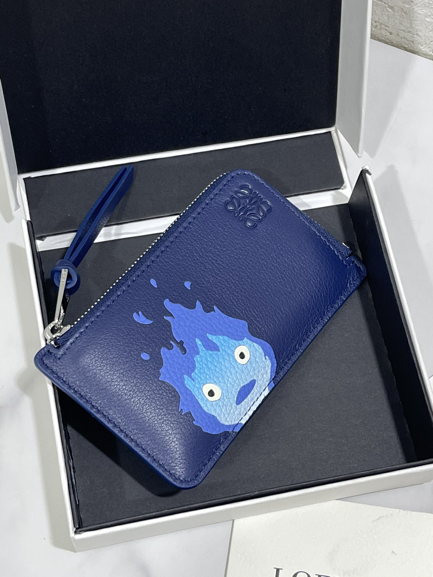 NO:672340,Calcifer zipper card case Howl's Moving Castle is said to be the final work of LOE**WE and Hayao Miyazaki. It is made of classic calfskin, using precise cutting technology and inlay technology. It has 4 card slots and a large zippered pocket. Style number 3789, size 13*7.5, (note that because the pattern is hand-inlaid and spliced, there are gaps,  It is normal for the leather to have dandruff), Loewe wallet, loewe, loewe, wallets, cowhide19860909Calcifer 拉链卡包哈尔的移动城堡  据说是LOE**WE与宫崎骏的收官之作  选用经典小牛皮制作,采用精确的切割技术,以镶嵌工艺制成,4 个卡位和一个袋拉链的大口袋.款号3789尺寸13*7.5,（注意 由于图案是手工镶嵌拼接的, 有缝隙、 皮料有皮屑属于正常现象）,罗意威钱包,loewe,loewe,wallets,cowhide,欧美剧