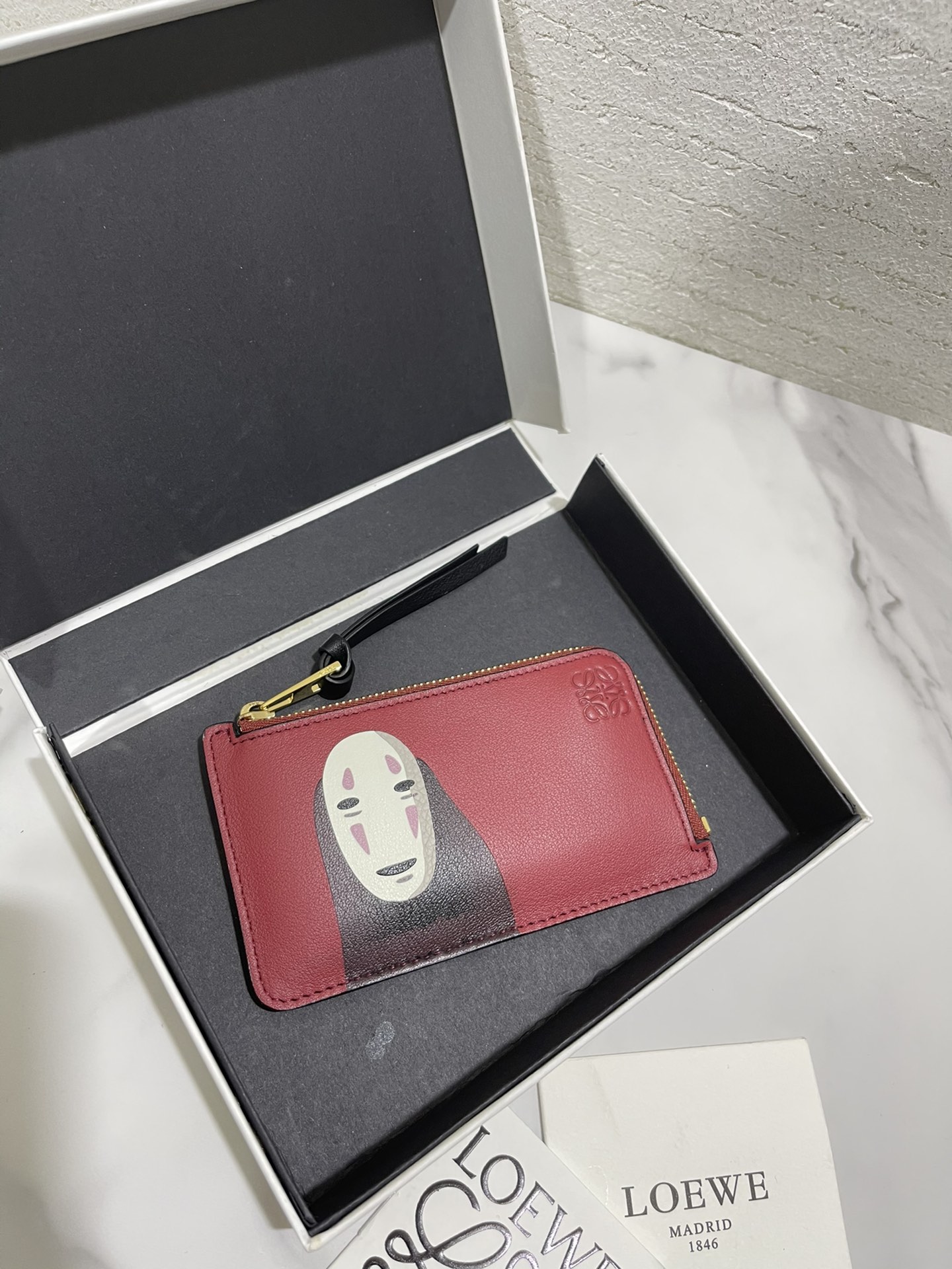 NO:672342,The limited-edition 'Faceless Man' series zipper card holder in cooperation with Spirited Away is made of classic calfskin, using precise cutting technology and inlay technology. Its smart and exquisite design is dazzling. Model No. 3776, size 13*7.5 (note that the pattern is stitched and inlaid, and gaps and skin flakes are normal), Loewe wallet, loewe, wallets, cowhide19860909千与千寻合作限量款“无脸男”系列拉链卡包 选用经典小牛皮,采用精确的切割技术,以镶嵌工艺制成,其灵动、精致的设计,光彩夺目. 款号3776尺寸13*7.5（注意 图案是拼接镶嵌的, 有缝隙、 皮屑属于正常现象）,罗意威钱包,loewe,wallets,cowhide,欧美剧