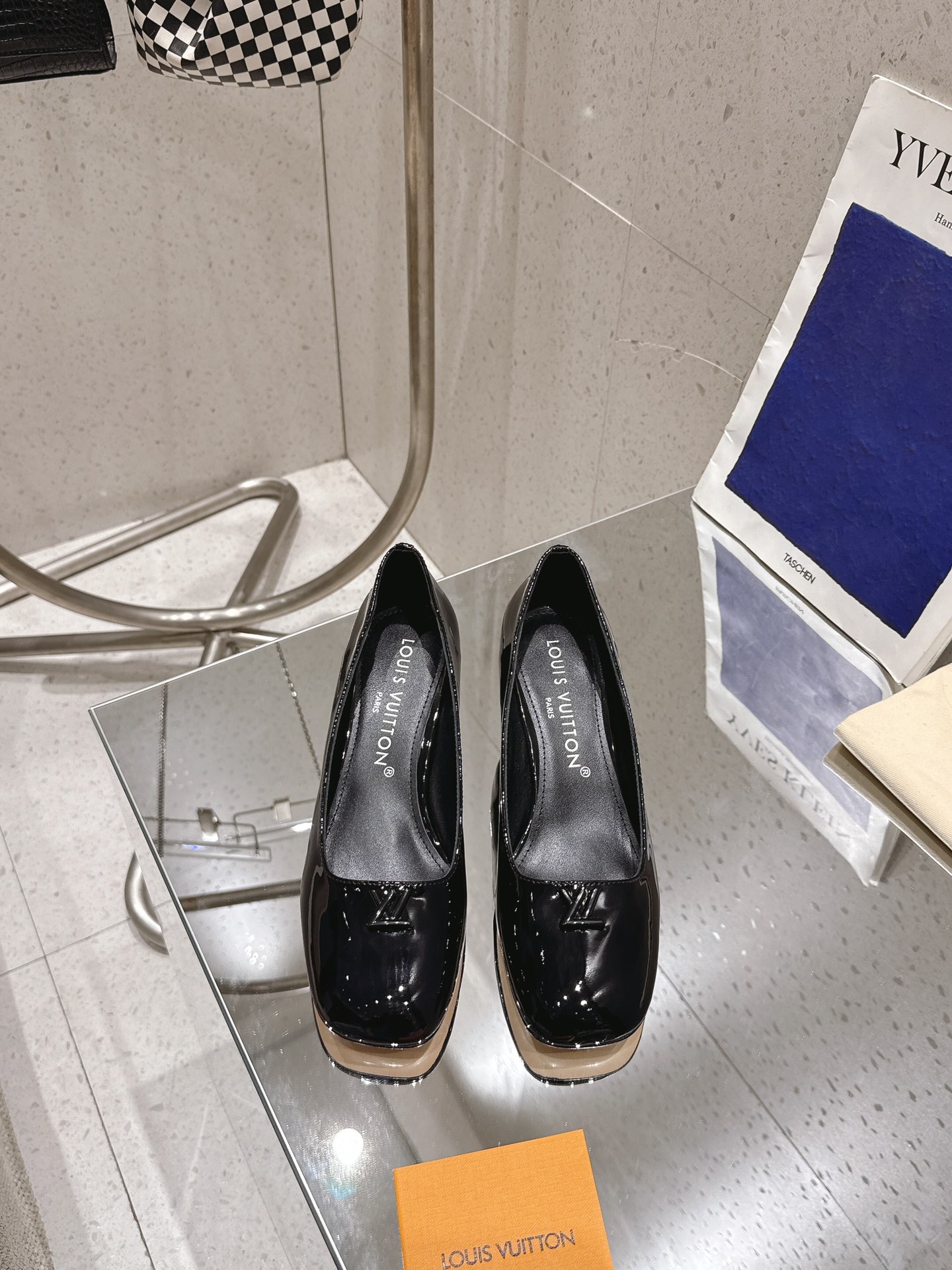 NO:247160,2025 latest L family early spring counter latest catwalk official website series, synchronous update, perfect last   small V LOGO design. swing high heels use soft sheep leather to create an easy-to-wear design, showing elegant style with neat lines. V-shaped hollow square heels and their luster inner lining establish recognition, toe heart Twist decoration finishes the details Upper: imported calf leather Inner lining: sheepskin inner lining Italian leather outsole Heel height: 5.5CM Shoe size: 35-41 (40.41. Custom made non-return and exchange), high heels, stuart weitzman, high heels, cowhide, sheepskin, Leather soles198609092025最新 L家早春款专柜最新走秀官网系列、同步更新、完美楦型 小V LOGO设计. swing 高跟鞋选用柔软羊皮革塑造易于穿脱的设计,以利落 线条彰显典雅风范.V形镂空方跟及其莹泽内里树立辨识 度,鞋头 心Twist 装饰点睛考究细节 鞋面: 进口小牛皮 内里: 羊皮内里 大底意大利真皮大底 跟高:5.5CM 鞋码: 35-41（ 40.41.定做不退换）,高跟鞋,stuart weitzman,high heels,cowhide,sheepskin,Leather soles,Women's Shoes