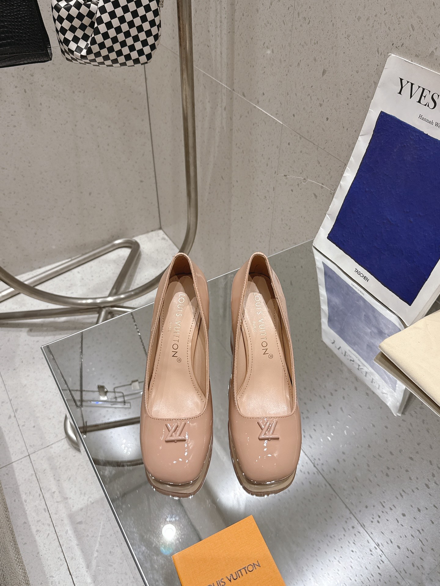 NO:247166,2025 Latest L Home Early Spring Style Counter Latest Show Official Website Series, Synchronous Update, Perfect Last   Small V LOGO Design. Swing High Heels use soft sheepskin leather to create an easy-to-wear design, showing an elegant style with neat lines. V-shaped hollow square heels and their luster inner lining establish recognition, toe and heart Twist Decoration finishes the details Upper: Imported calfskin Inner: Sheepskin Inner Outsole Italian Leather Outsole Heels Heels: 9CM Shoe Size: 35-41 (40.41. Customized No Returns and Exchanges), High Heels, stuart weitzman, high heels, cowhide, sheepskin, Leather soles198609092025最新 L家早春款专柜最新走秀官网系列、同步更新、完美楦型 小V LOGO设计. swing 高跟鞋选用柔软羊皮革塑造易于穿脱的设计,以利落 线条彰显典雅风范.V形镂空方跟及其莹泽内里树立辨识 度,鞋头 心Twist 装饰点睛考究细节 鞋面: 进口小牛皮 内里: 羊皮内里 大底意大利真皮大底 跟高:9CM 鞋码: 35-41（ 40.41.定做不退换）,高跟鞋,stuart weitzman,high heels,cowhide,sheepskin,Leather soles,Women's Shoes