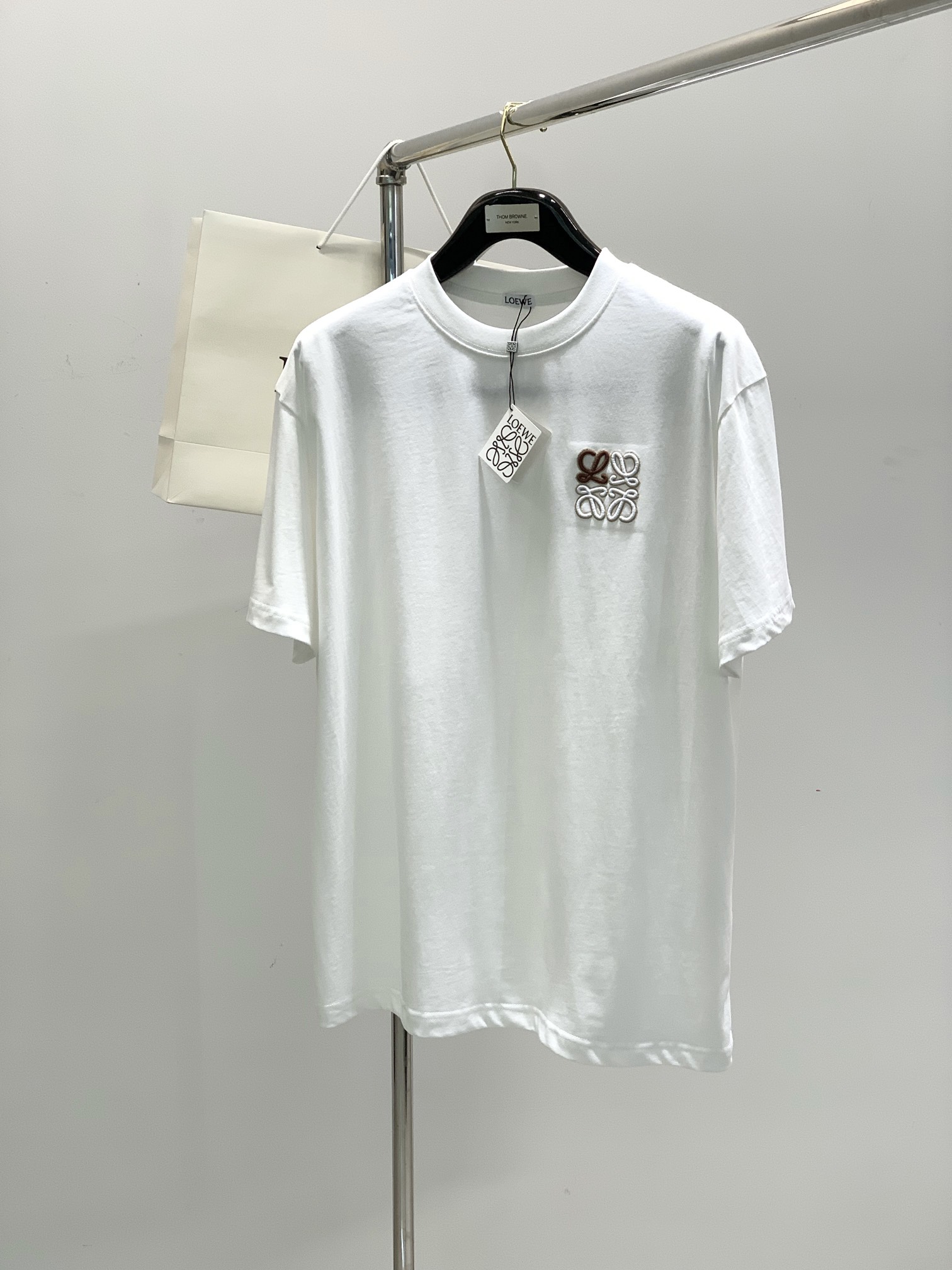 NO:147334,,Loewe, the latest summer model, available at the counter at the same time, original single ruthless product, fashionable and casual round neck short-sleeved T-shirt, very distinctive on the upper body!  Eye-catching and highlighted, imported original fabric, top-grade embroidery craft letter pattern decorative logo, simple but not lacking in fashion, classic and atmospheric, comfortable and breathable, handsome and stylish on the upper body, 2 colors recommended, code number XS-L,,loewe,loewe,T-shirt,tees,t-shirt,alexander wang19860909,Loewe 罗意威,夏季最新款,专柜同步有售,原单狠货,时尚休闲圆领短袖T恤,上身很有特点！吸睛而有亮点,进口原版面料,顶级刺绣工艺字母图案装饰Logo,简单而不失时尚,经典大气,舒适透气,上身帅气有型,2色推荐,码数XS-L,,loewe,loewe,T-shirt,tees，t-shirt,alexander wang,Men's clothing