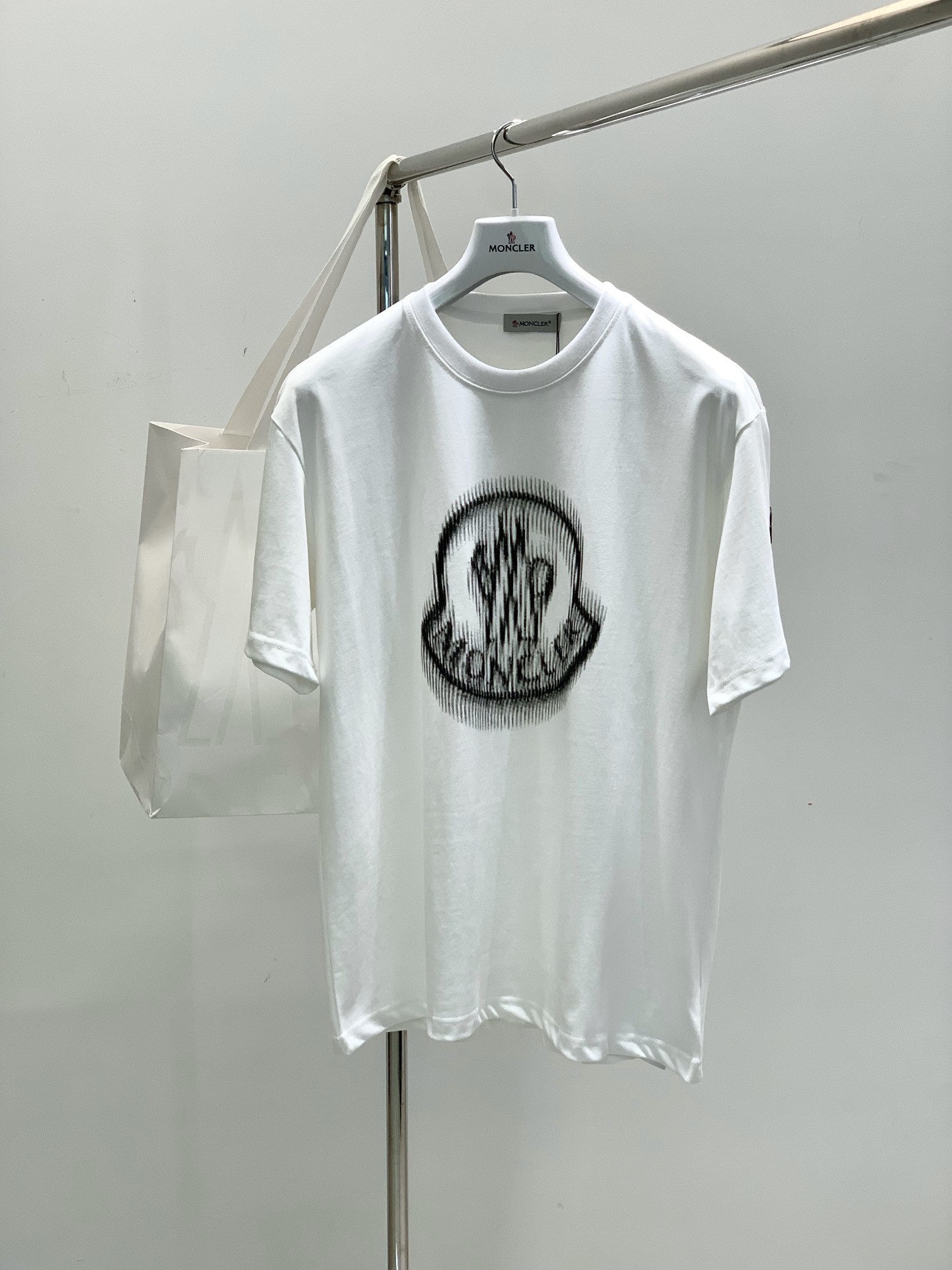 NO:151601,,Moncler cover, the latest summer product, available at the counter at the same time, original single ruthless goods, fashionable and casual lapel short-sleeved T-shirt, comfortable upper body!  Eye-catching and highlighted, using imported original fabric, top-grade printed craft letter pattern logo, simple but not losing fashion, fashionable and handsome upper body, 2 colors recommended, code number M-3XL, christian louboutin, Moncler, T-shirt, tees, t-shirt, alexander wang19860909,Moncler 蒙口,夏季最新品,专柜同步有售,原单狠货,时尚休闲翻领短袖T恤,上身舒适！吸睛而有亮点,采用进口原版面料,顶级印花工艺字母图案logo,简单而不失时尚,上身时尚帅气,2色推荐,码数M-3XL,,christian louboutin,Moncler,T-shirt,tees，t-shirt,alexander wang,Men's clothing