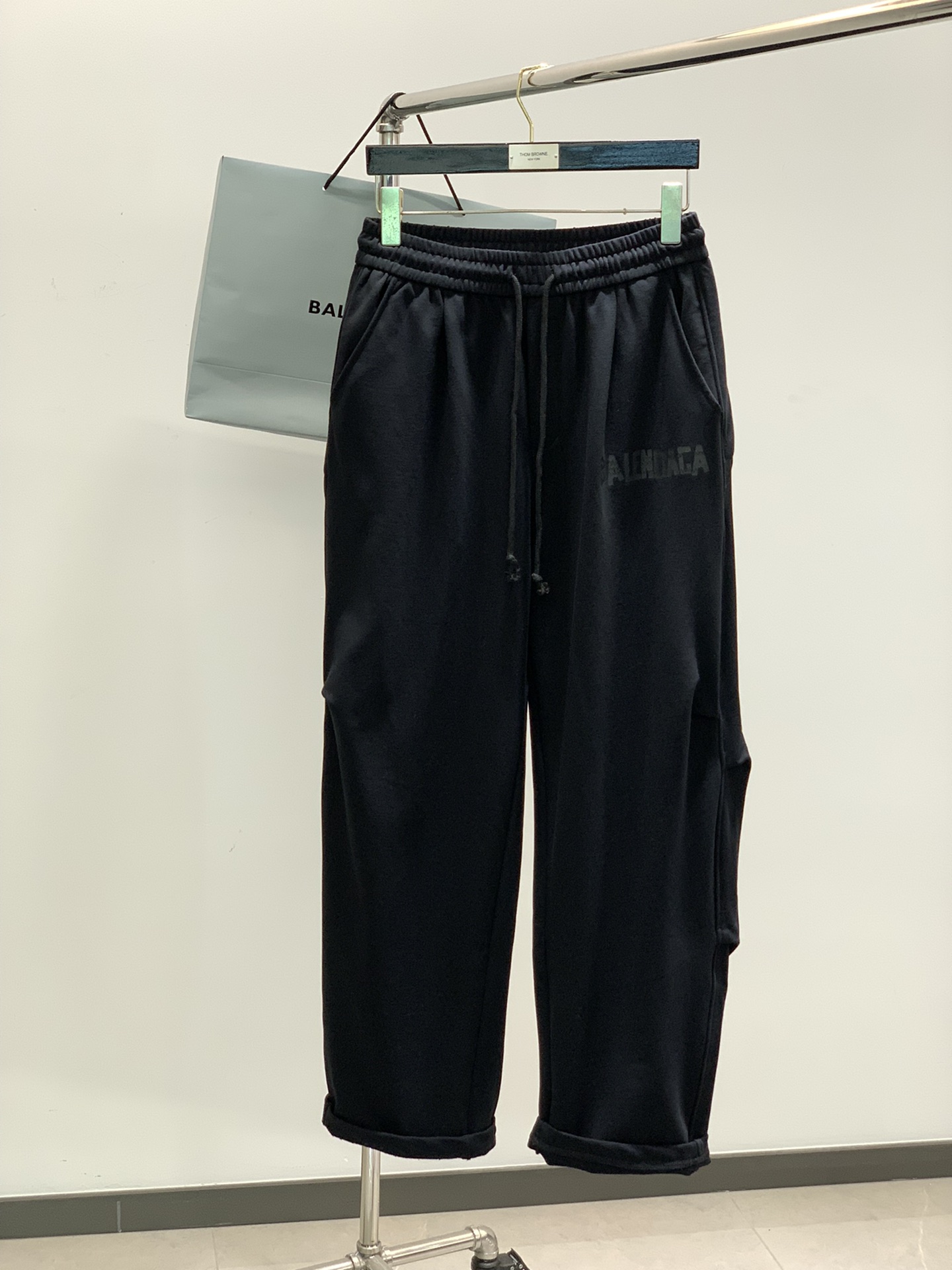 NO:151606,,Balenciaga Balenciaga, the latest spring products, the counter is available at the same time, original singles, fashionable casual pants, imported original washing elastic fabric, comfortable and elastic, top-grade printing craft letter pattern logo, original hardware and auxiliary decoration, super positive style, comfortable and breathable, counter quality, handsome and stylish upper body, complete three standards, code M-3XL,,balenciaga,balenciaga,alexander wang19860909,Balenciaga 巴黎世家,春季最新品,专柜同步有售,原单狠货,时尚休闲裤,进口原版水洗弹力面料,舒适有弹性,顶级印花工艺字母图案Logo,原版五金辅料装饰,版型超正,舒适透气,专柜品质,上身帅气有型,三标齐全,码数M-3XL,,balenciaga,balenciaga,alexander wang,Men's clothing