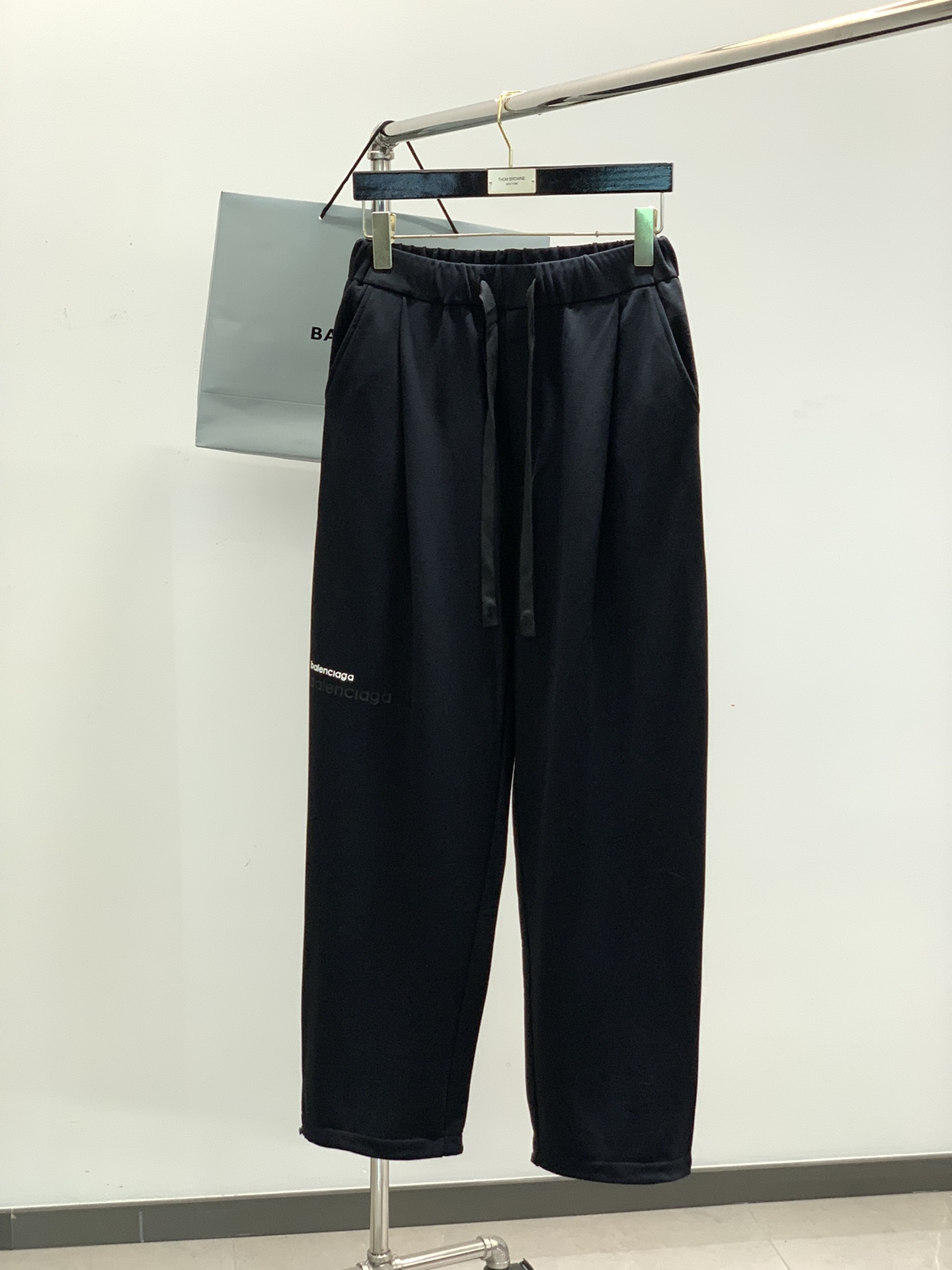 NO:141007,,Balenciaga Balenciaga, the latest spring products, the counter is available at the same time, original singles, fashionable casual pants, imported original washing elastic fabric, comfortable and elastic, top-grade printing craft letter pattern logo, original hardware and auxiliary decoration, super positive style, comfortable and breathable, counter quality, handsome and stylish upper body, complete three standards, code M-3XL,,balenciaga,balenciaga,alexander wang19860909,Balenciaga 巴黎世家,春季最新品,专柜同步有售,原单狠货,时尚休闲裤,进口原版水洗弹力面料,舒适有弹性,顶级印花工艺字母图案Logo,原版五金辅料装饰,版型超正,舒适透气,专柜品质,上身帅气有型,三标齐全,码数M-3XL,,balenciaga,balenciaga,alexander wang,Men's clothing