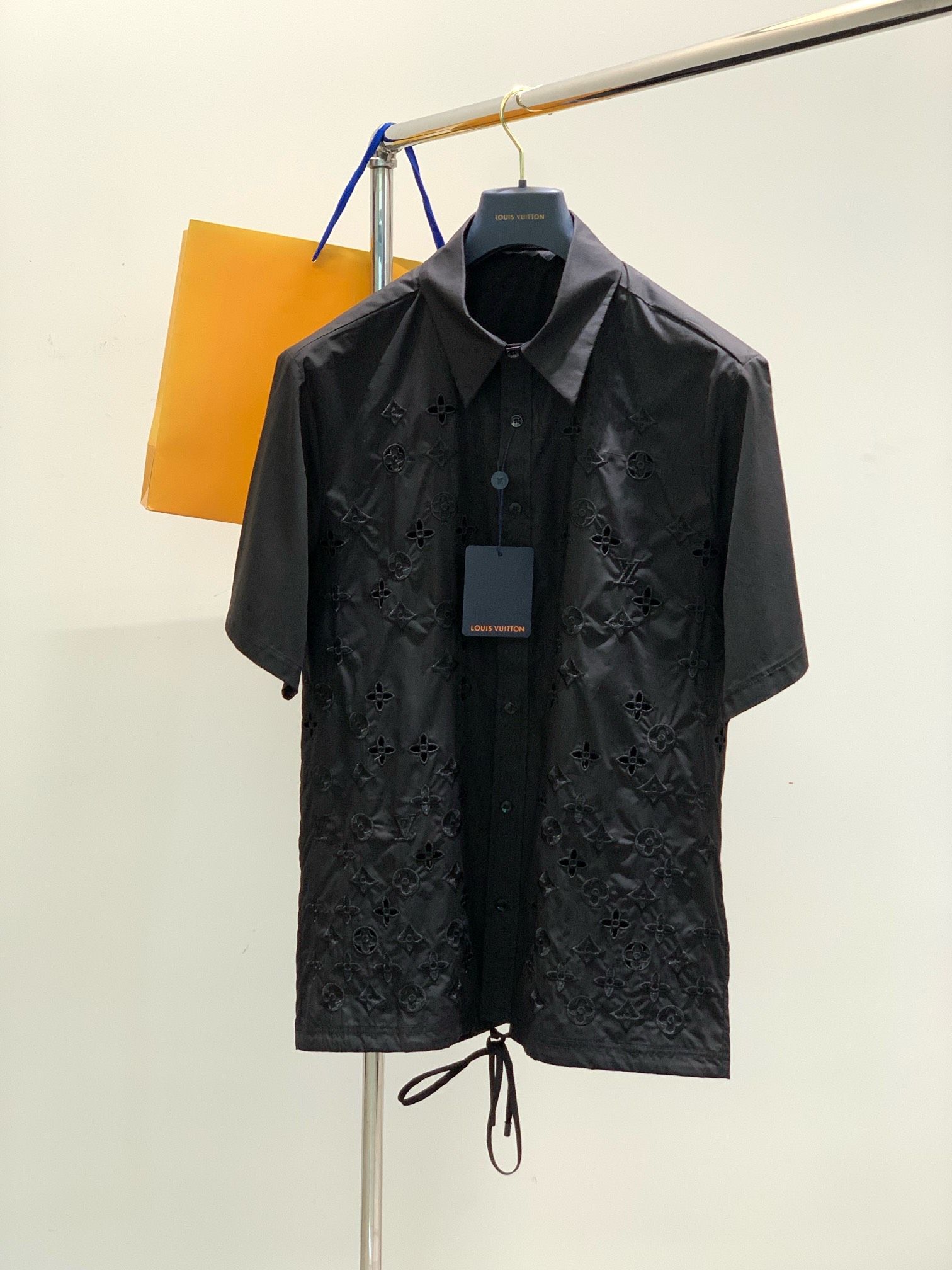 NO:136875,,LouisVuitton, the latest summer model, available at the counter at the same time, original singles, fashionable and casual short-sleeved shirt, very distinctive on the upper body!  Eye-catching and highlighted, imported original fabric, top-grade embroidery craft letter pattern decorative logo, simple but not lacking in fashion, classic and atmospheric, comfortable and breathable, handsome and stylish on the upper body, S-XL,, louis vuitton, louis vuitton,shirts, T-shirt, alexander wang19860909,LouisVuitton 路易威登,夏季最新款,专柜同步有售,原单狠货,时尚休闲短袖衬衫,上身很有特点！吸睛而有亮点,进口原版面料,顶级刺绣工艺字母图案装饰Logo,简单而不失时尚,经典大气,舒适透气,上身帅气有型,码数S-XL,,louis vuitton,louis vuitton,shirts,T-shirt,alexander wang,Men's clothing