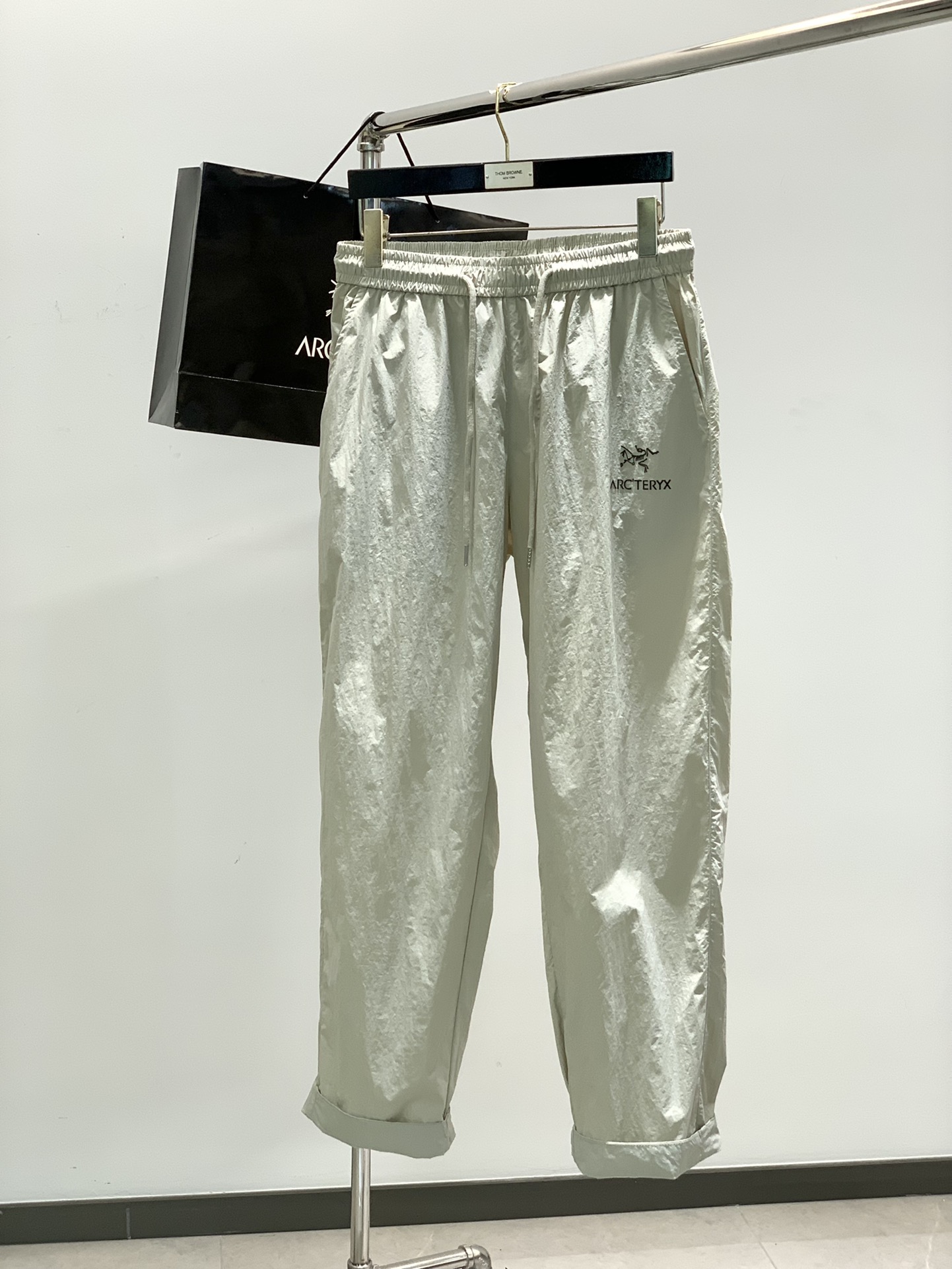 NO:136892,Color gray, light khaki, ARCTERYX Archaeoptera bird, new spring products, fashionable and casual trousers, available at the same time for counters, original singles, imported original fabric, top-grade printed craft letter pattern logo, extremely high-end, calm and versatile, handsome and stylish on the upper body, 2 colors recommended, S-XL, arc'teryx, alexander wang19860909颜色灰色,浅卡其 ,ARCTERYX 始祖鸟,春季新品,时尚休闲长裤,专柜同步有售,原单狠货,采用进口原版面料,顶级印花工艺字母图案logo,档次极高,从容百搭,上身帅气有型,2色推荐,码数S-XL,arc'teryx,alexander wang,Men's clothing