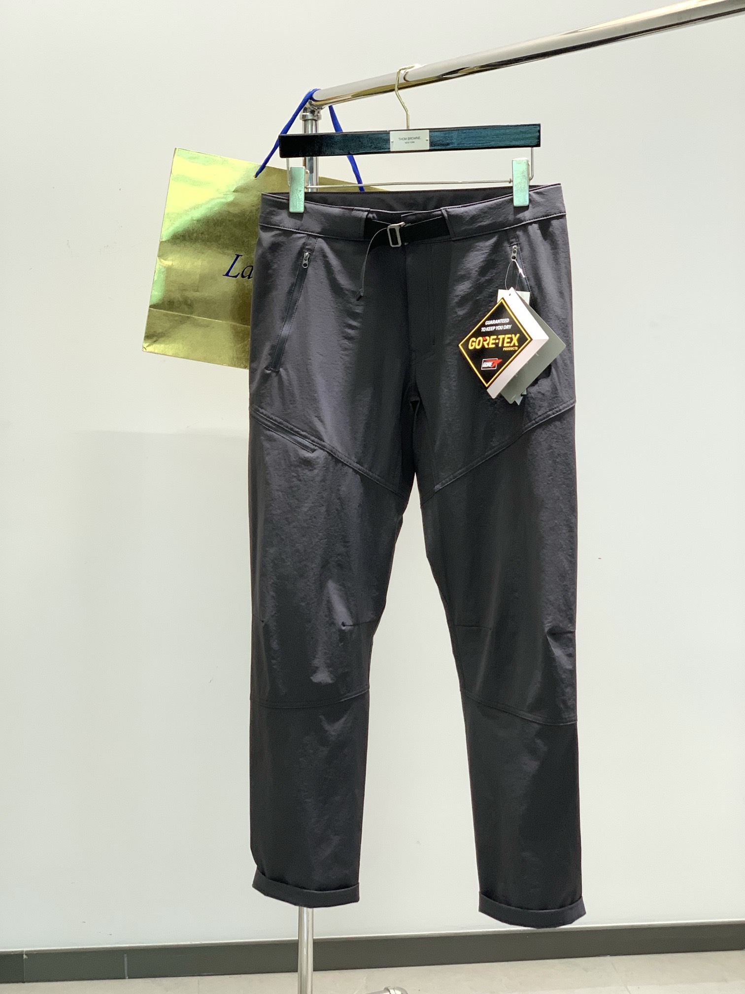 NO:136877,Color grey, DESCENTE, new spring style series, fashionable casual trousers, available at the same time for counters, original singles, top-grade printing craft letter pattern logo, customized original hardware accessories, extremely high grade, handsome and stylish upper body, complete three standards, must-have items for trendy people, code number M-3XL, alexander wang19860909颜色灰色 ,DESCENTE迪桑特,春季新款系列,时尚休闲长裤,专柜同步有售,原单狠货,顶级印花工艺字母图案logo,定制原版五金辅料,档次极高,上身帅气有型,三标齐全,潮人必备单品,码数M-3XL,,alexander wang,Men's clothing