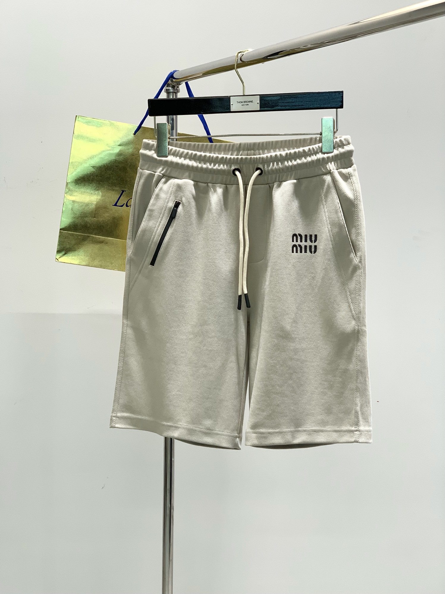 NO:136893,,miu miu is the latest summer product, available at the counter at the same time, original singles, fashionable and casual shorts, imported original fabric, comfortable and breathable upper body, top-grade printing craft letter pattern decoration logo, original hardware and auxiliary materials decoration, extremely high grade, comfortable and versatile, top-body handsome, 2 colors recommended, code number M-M-3XL,,miu, shorts, alexander wang19860909,miu miu 夏季最新品,专柜同步有售,原单狠货,时尚休闲短裤,进口原版面料,上身舒适透气,顶级印花工艺字母图案装饰logo,原版五金辅料装饰,档次极高,舒适百搭,上身帅气十足,2色推荐,码数M-M-3XL,,miumiu,shorts,alexander wang,Men's clothing