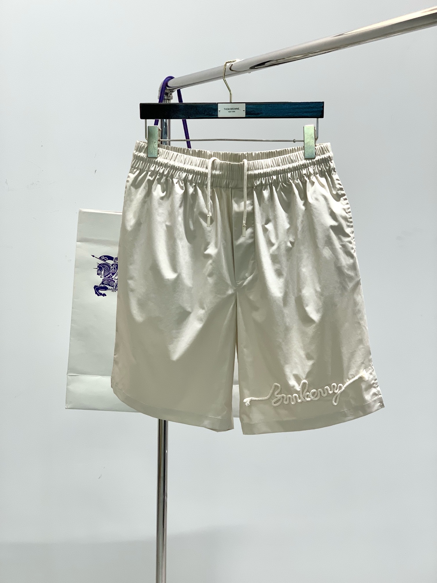 NO:136851,,Burberry Burberry, the latest summer products, available at the counter at the same time, original singles, fashionable casual shorts, imported original fabric, comfortable and breathable upper body, top-grade embroidered letter pattern logo, original hardware and auxiliary decoration, extremely high grade, comfortable and versatile, top-body handsome, S-XL, burberry, burberry, shorts, alexander wang19860909,Burberry 巴宝莉,夏季最新品,专柜同步有售,原单狠货,时尚休闲短裤,进口原版面料,上身舒适透气,顶级刺绣字母图案logo,原版五金辅料装饰,档次极高,舒适百搭,上身帅气十足,码数S-XL,,burberry,burberry,shorts,alexander wang,Men's clothing