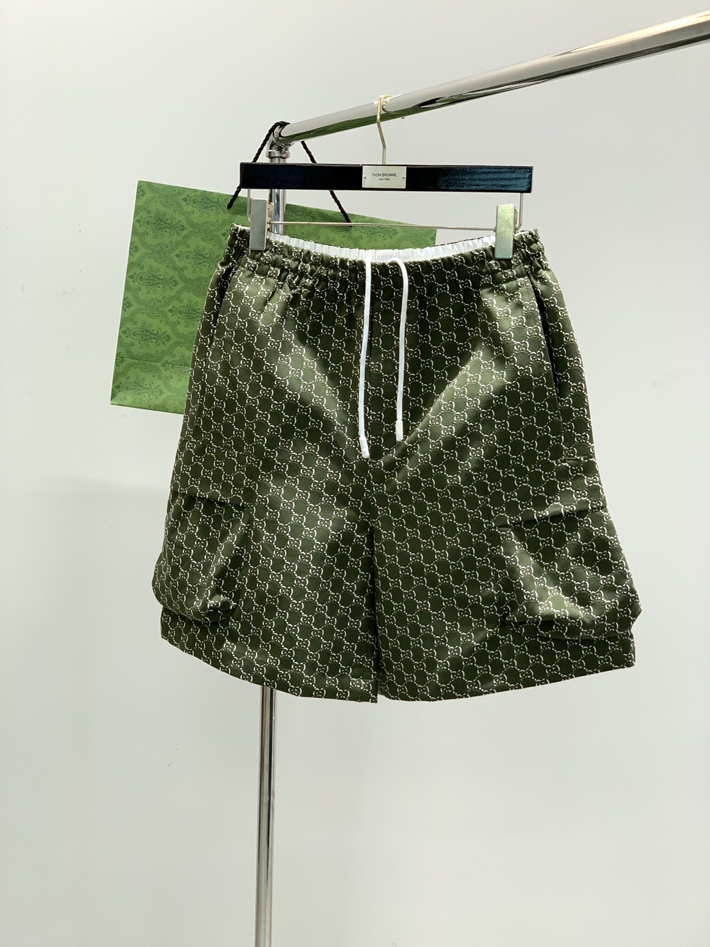 NO:138440,,GUCCI Gucci, the latest summer products, special counters are available at the same time, original singles, fashionable and casual shorts, imported original fabric, comfortable and breathable, unique design style, top-level print jacquard craft letter pattern logo, original hardware and auxiliary decoration, extremely high grade, handsome and stylish upper body, S-XL, gucci, gucci, shorts, alexander wang19860909,GUCCI 古驰,夏季最新品,专柜同步有售,原单狠货,时尚休闲短裤,进口原版面料,舒适透气,独特设计风格,顶级印提花工艺字母图案logo,原版五金辅料装饰,档次极高,上身帅气有型,码数S-XL,,gucci,gucci,shorts,alexander wang,Men's clothing