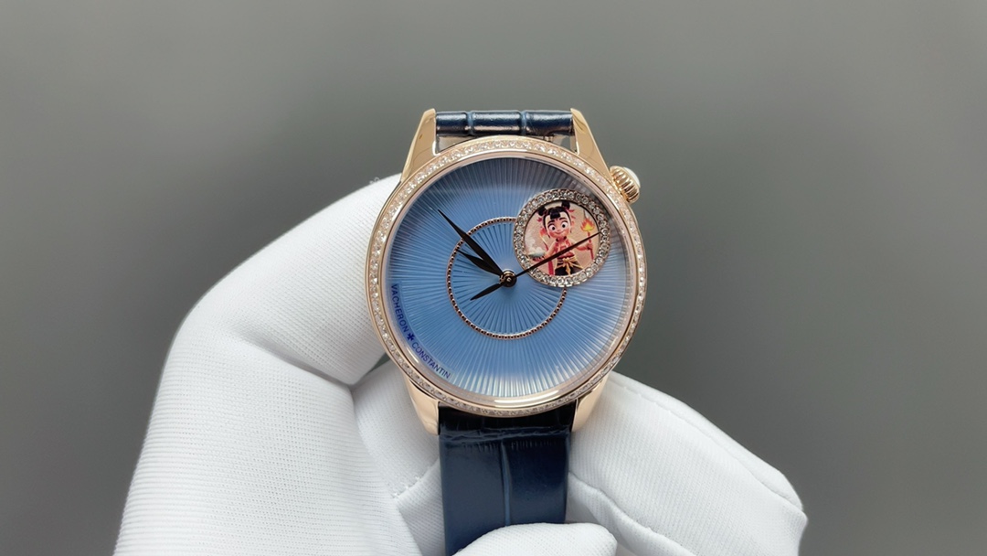 (YMS出品🌐:哪吒风云我命由我不由天) 最新修正升级版 VC 江诗丹顿Egérie 伊灵女神系列 再添新作！沉淀时光雅韵，流转日夜芳华。超薄机械女式腕表延续系列风格！全新乳光表盘以璀璨美钻相饰，褶皱纹饰历经数月调试，运用传统的“织锦(tapestry)”工艺制作而成，📸

⚠️表冠上饰有象征沉稳与静谧的弧形切割月光石，扁圆形状对版官方，闪耀钻石的偏心式圆形表盘以梦幻般的方式展示时间。

⚠️（8005F/000R），精美的珍珠贝母砖雕琢成朵朵白云。

直径37毫米，搭配1088L自动上链机芯，完美呈现月相功能，典雅奢华专为女性鉴赏家倾心打造。江诗丹顿ÉGÉRIE伊灵女神系列，你值得拥有 。🎁送礼最佳奢华推荐💥请认准YMS独家品质🌐