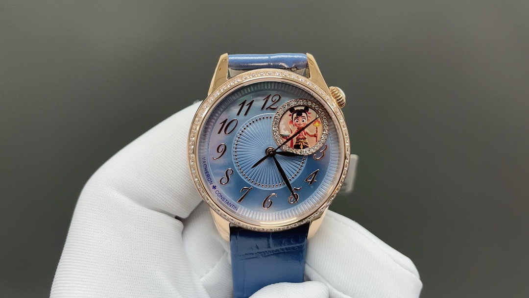 (YMS出品🌐:哪吒风云我命由我不由天) 最新修正升级版 VC 江诗丹顿Egérie 伊灵女神系列 再添新作！沉淀时光雅韵，流转日夜芳华。超薄机械女式腕表延续系列风格！全新乳光表盘以璀璨美钻相饰，褶皱纹饰历经数月调试，运用传统的“织锦(tapestry)”工艺制作而成，📸

⚠️表冠上饰有象征沉稳与静谧的弧形切割月光石，扁圆形状对版官方，闪耀钻石的偏心式圆形表盘以梦幻般的方式展示时间。

⚠️（8005F/000R），精美的珍珠贝母砖雕琢成朵朵白云。

直径37毫米，搭配1088L自动上链机芯，完美呈现月相功能，典雅奢华专为女性鉴赏家倾心打造。江诗丹顿ÉGÉRIE伊灵女神系列，你值得拥有 。🎁送礼最佳奢华推荐💥请认准YMS独家品质🌐