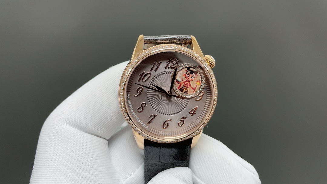 NO:392912,(Produced by YMS: Nezha’s fate is my fate, not my god) The latest revised and upgraded version VC Vacheron Constantin Egérie Goddess Series Added a new work!  The elegant charm of time is precipitated, and the beauty of day and night is flowing. The ultra-thin mechanical women's watch continues the series style!  The new cream dial is made of bright diamond phase decoration and wrinkle decoration after months of debugging, and is made using the traditional 'taestry' process. The crown is decorated with arc-cut moonstones that symbolize calmness and tranquility. The flat and round shape is the official version. The eccentric circular dial with shining diamonds shows the time in a dreamlike way. (8005F/000R), exquisite mother-of-pearl bricks are carved into white clouds. The diameter is 37mm, paired with a 1088L automatic movement, perfectly presenting the moon phase function, elegant and luxurious specially designed for female connoisseurs. Vacheron Constantin GRIE Goddess Series, you deserve it. Please refer to the best luxury gift for YMS, vacheron19860909(YMS出品:哪吒风云我命由我不由天) 最新修正升级版 VC 江诗丹顿Egérie 伊灵女神系列 再添新作！沉淀时光雅韵,流转日夜芳华.超薄机械女式腕表延续系列风格！全新乳光表盘以璀璨美钻相饰,褶皱纹饰历经数月调试,运用传统的“织锦(taestry)”工艺制作而成, 表冠上饰有象征沉稳与静谧的弧形切割月光石,扁圆形状对版官方,闪耀钻石的偏心式圆形表盘以梦幻般的方式展示时间.（8005F/000R）,精美的珍珠贝母砖雕琢成朵朵白云. 直径37毫米,搭配1088L自动上链机芯,完美呈现月相功能,典雅奢华专为女性鉴赏家倾心打造.江诗丹顿GRIE伊灵女神系列,你值得拥有 .送礼最佳奢华推荐请认准YMS独家品质,,vacheron,Watch