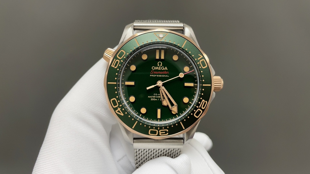 NO:392917,Omega's new Seamaster series Mi watch debuts strongly. The design inspiration for this new work is from the same seamaster worn by James Bond in the movie>. The overall style is quite historical. The retro feels full of technical highlights: 1 The new model uses a 42mm case. It is paired with an authentic pot lid sapphire crystal glass with the same curve. 2 Milan chain is firm and soft, which has the wear resistance of the metal chain belt, and the comfort of wearing the belt. It can be said that the advantages of the two are combined into one. 3 The green bezel and dial are made of oxalic acid anodized aluminum  This special craft makes the green more vivid and layered, and the circle mouth is literally matched with a diving scale covered with a retro-style Super-LumiNova luminous coating, which emits super strong ice royal blue luminous light in a dim environment. The 4 pointer is treated with PVD process and presents a bronze gold color, forming a bright and harmonious contrasting color combination with the green dial. 5 is equipped with the Calibre 8806 Master Chronicle movement, which is 25 times per hour (3.5 Hz), and is equipped with Omega's iconic coaxial escapement mechanism and a single barrel. It can provide a 72-hour power reserve. Through the mirror on the back of the watch, you can give a detailed appreciation of the Geneva pattern and the automatic oscillator marked with red lacquer. The original one-to-one reproduction is a masterpiece, which instantly kills all ordinary versions in the market. Welcome to taste it!  Welfare!  !  !  From now on, buy mesh belt styles and get a set of original fluoroelastic straps, omega19860909欧米茄全新海马系列米腕表强势登场,此次新作设计灵感源自于电影>中的詹姆斯.邦德佩戴的海马同款 整体颇具历史气息 复古感拉满技术亮点 :1新款采用42毫米表壳.搭配正品一样弧度的锅盖蓝宝石水晶玻璃.2米兰链刚中带柔,既有金属链带的耐磨,耐腐蚀等特点,又有皮带的佩戴舒适性,可以说集两者的优点于一身.3绿色表圈和表盘以草酸阳极氧化铝制成 这种特殊工艺得绿色更加鲜艳且富有层次感,并且圈口,字面搭配覆以复古风格Super-LumiNova夜光涂层的潜水刻度,在光线昏暗的环境下发出超强冰宝蓝夜光.4指针经PVD工艺处理呈现出青铜金色彩,与绿色表盘形成了鲜明而又和谐的撞色搭配. 5搭载Calibre 8806至臻天文台机芯,该机芯振频25,次/小时(3.5赫兹),装配欧米茄标志性同轴擒纵机制和单发条盒,能够提供72小时动力储存,透过表背镜面,可以细赏装饰日内瓦纹,标注红色亮漆字样的自动摆陀. 原版一比一复刻 匠心力作,秒杀市场一切普通版本,欢迎各位表友品鉴！福利！！！即日起,购买网带款式送原厂氟橡胶表带一套,,omega,Watch