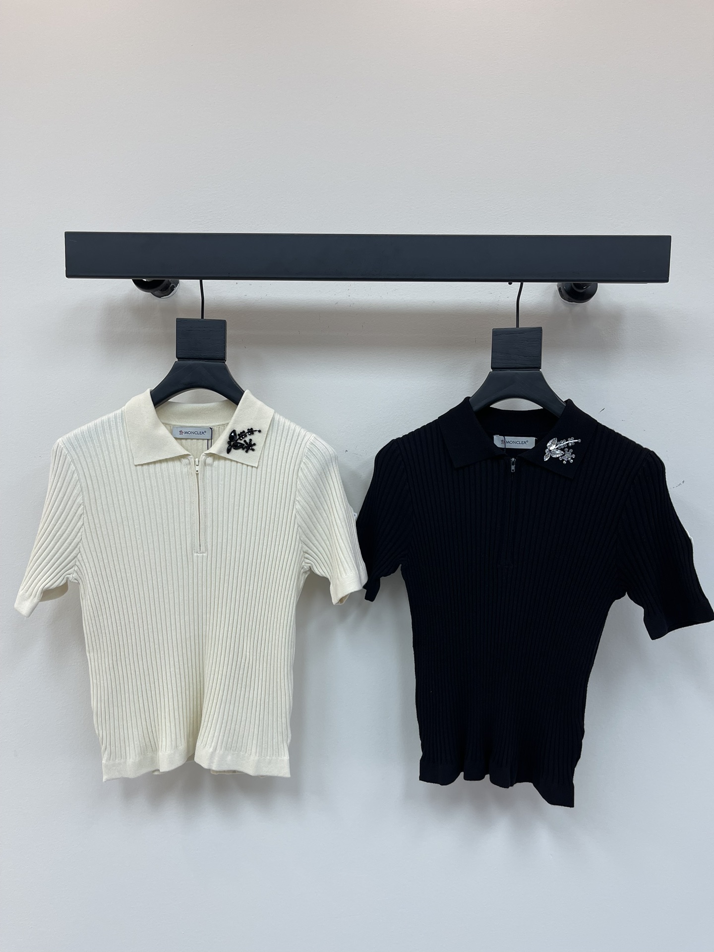 NO:330127,Moncl* 25 spring and summer new lapel half zipper knitted short-sleeved T-shirt丨Exclusive high-end product!  Super skin tone, exquisite regular version, huge slim upper body!  Customized hand-order beads, low-key and luxurious!  A must-have item for fashionable things unlocks all outfits!  Determine the quality of my home!  Classic items are fashionable and high-end, and the classic style is versatile and not picky!  SML, Moncler, T-shirt,tees, t-shirt,alexander wang19860909Moncl*蒙口25春夏新款翻领半拉链针织短袖T恤丨独家高版本出品！超级衬托肤色 精致常规版型上身巨显瘦！定制手工订珠工艺 低调奢华！时髦精必备单品解锁所有穿搭！认准我家品质！经典单品时髦又高级 经典版型百搭不挑人！SML,,Moncler,T-shirt,tees，t-shirt,alexander wang,Women's clothing