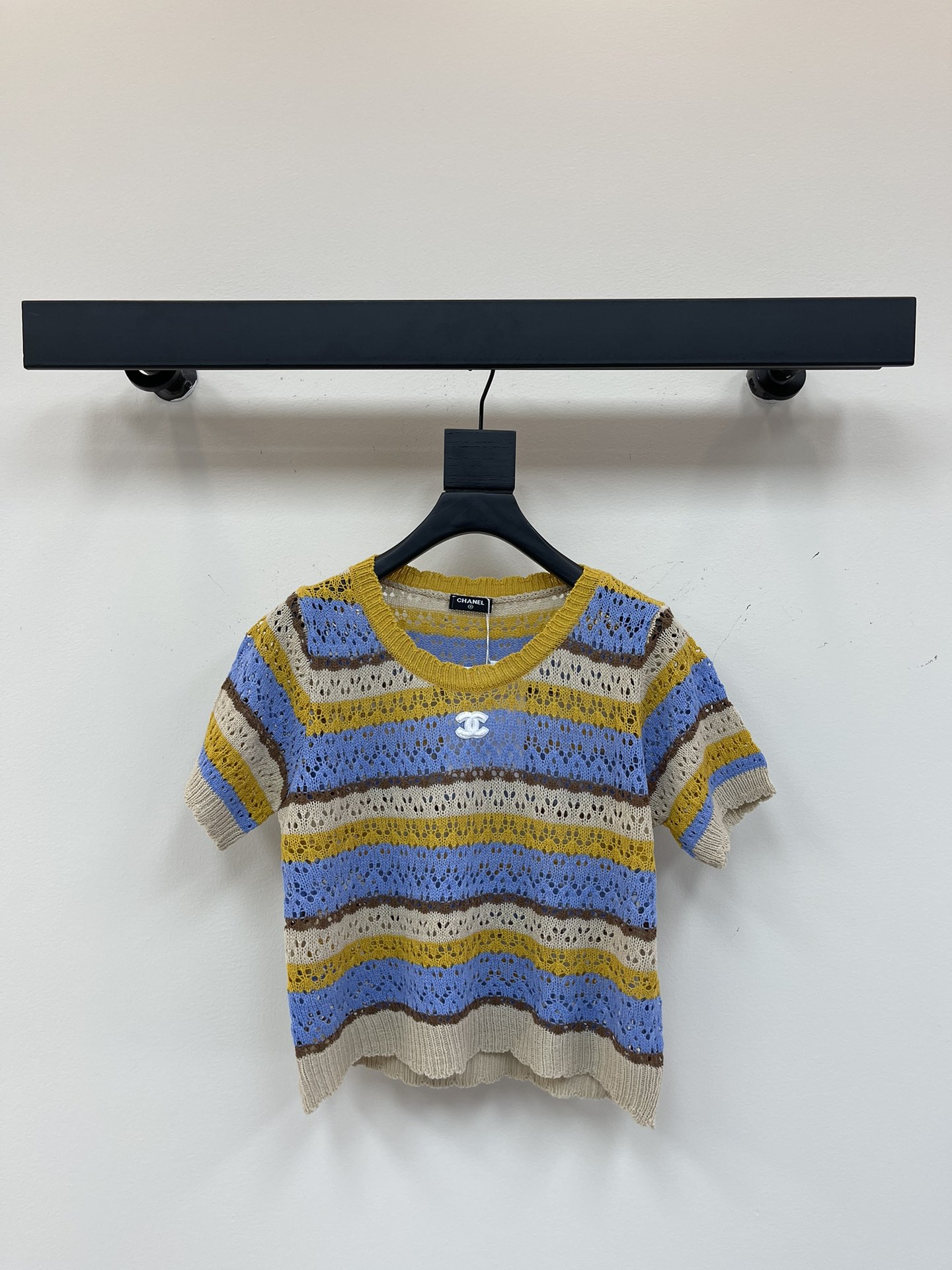 NO:330130,Chane*25 Spring and Summer New Colored Striped Hollow Knitted Short Sleeves!  Customized YB knitted material, high-quality texture, bright colors, striped hollow crochet texture intertwined, double Clogo embellishment on the chest, simple and fashionable, slim and versatile, versatile item~SML,,chanel, T-shirt, alexander wang19860909Chane*25春夏新款彩色条纹镂空针织短袖！定制YB针织材质 质感高级舒适 通体明亮色系 条纹镂空钩针肌理交织 胸前双Clogo修饰点缀 简单时髦 版型显瘦百搭 百搭单品～SML,,chanel,T-shirt,alexander wang,Women's clothing