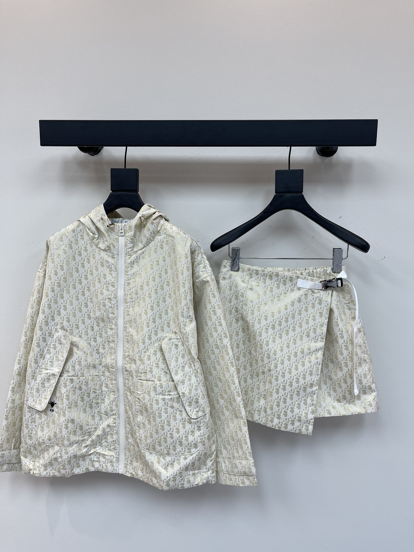 NO:330124,Coat Skirt Dio* 25 new style of presbyop jacket   jacquard trousers skirt suit!  This hooded jacket is decorated with gold Oblique jacquard, which is back to the classic pattern YB customized gold taffeta jacquard fabric launched by D*or in 1967. The right pocket is decorated with bee embroidery to make it look more exquisite. Super super heavy industry front and one-piece skirt design. It is matched with white webbing silver buckle to adjust and tighten. It adds layered texture. It is really invincible. SML, dior, skirts, jackets & coats, jackets & coats, hats, alexander wang19860909外套半裙Dio* 25新款老花夹克外套 提花冲锋裤裙套装！ 这款连帽夹克饰以金色 Oblique 提花,回溯 D*or 于 1967 年推出的经典图案YB 定制的金色塔夫绸科技提花面料 并且右侧口袋部位饰以小蜜蜂刺绣更显精致超级超级重工正面叠加一片式裙面设计 搭配白色织带银色卡扣调节收紧 增添造型层次感质感真的无敌了SML,,dior,skirts,jackets & coats,jackets & coats,hats,alexander wang,Women's clothing