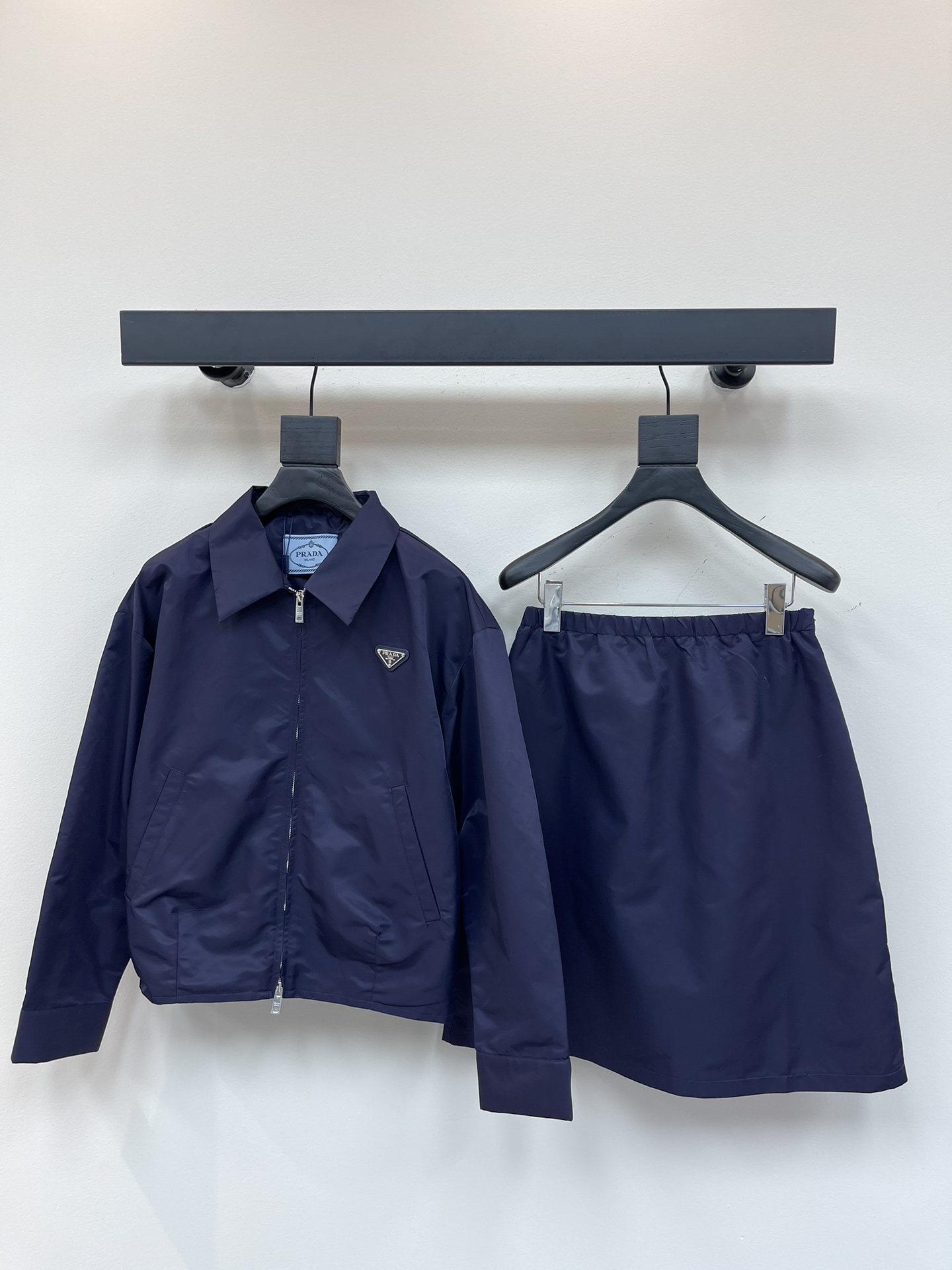 NO:330121,Jacket Skirt Prad*25 new work jacket zipper jacket   triangle mark A-sling skirt suit Customized YB environmentally friendly recycled material Light and comfortable texture Triangular mark echo Coordinated and fashionable Work pocket jacket with A-sling skirt Upper body A-salt Miss A-salt outfit is stylish, light and breathable Customized surface accessories High-version SML jacket AA23988440,,prada, skirts, jackets & coats, jackets & coats, alexander wang19860909外套半裙Prad*25新款工装夹克拉链外套 三角标A摆半裙套装 定制YB环保再生材质 质感轻薄舒适 三角标呼应 协调时髦 工装口袋夹克搭配A摆半裙 上身A飒小姐姐 穿搭有型 轻薄透气 定制面辅料 高版本SML 外套AA23988440,,prada,skirts,jackets & coats,jackets & coats,alexander wang,Women's clothing