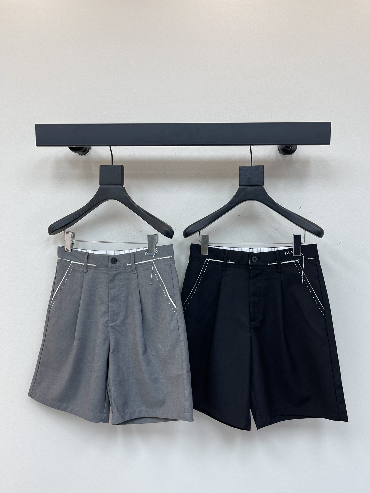 NO:330151,A pair of Bermuda mid-sized pants for fashionable wardrobes Original single quality MM6 Magila classic pull-up waist, simple but not without fashion sense. The high-waist design not only makes you look slim, but also lengthens the leg lines, making your figure more elegant and upright. When paired with different tops, you can create different sparks. Successful, calm, cool, interpret different styles from multiple angles. Eternal classics are absolutely not to be missed. A clean and neat aura is easy to use. Extremely practical wear and full comfort scores. SML,,masion margiela,masion margiela,alexander wang19860909时髦精们衣橱必备的一条百慕大中裤 原单品质 MM6马吉拉经典拉线心机腰头 简洁而又不失时尚感 高腰设计不仅显瘦,还能拉长腿部线条,让身姿更加优雅挺拔 搭配不同上装 都能碰撞出不一样的火花 干练 沉稳 酷飒 多角度诠释不同风格 永恒经典是绝对不可错过的 干脆利落的气场信手拈来 实穿度极高 舒适度满分 SML,,masion margiela,masion margiela,alexander wang,Women's clothing