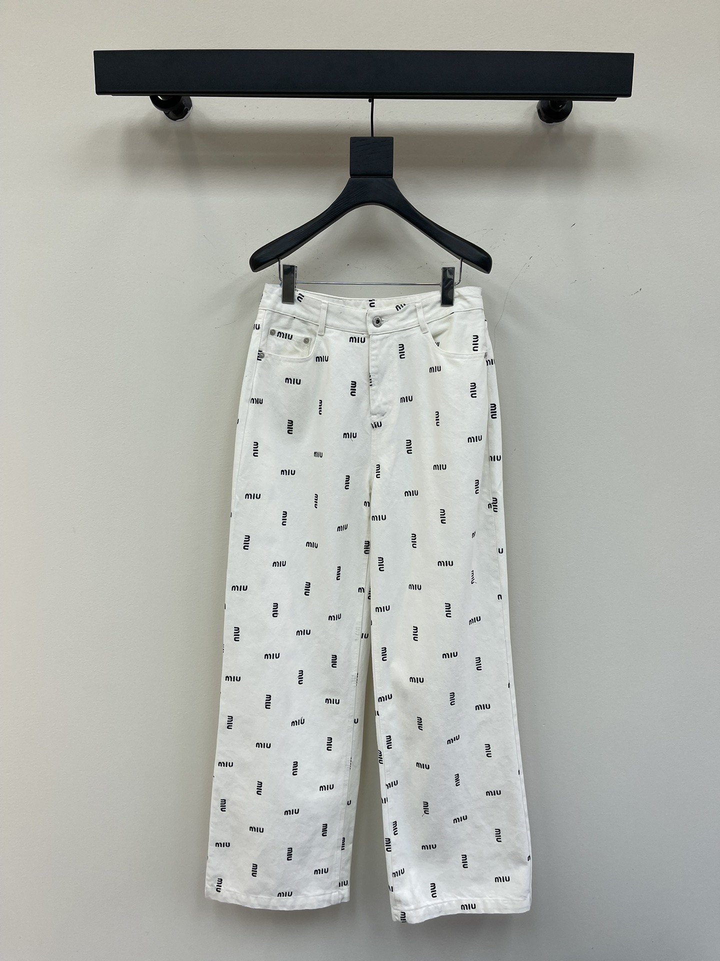 NO:330149,Miumi*25 new straight-print jeans. They use high-end customized fabrics, which make denim very comfortable to wear. They have regular designs and good inclusiveness. The three-dimensional contrasting color adds visual charm. The pattern of the pants will be very delicate, which is a very good fabric. Stretch denim has good moisture absorption and breathability, the cloth surface is soft and the feel is also very smooth, making it a favorite choice for everyone!  SML, miumiu, jeans, alexander wang19860909Miumi*25新款直筒印花牛仔裤.采用高端定制面料,牛仔穿起来非常舒适,常规设计,包容性好,立体撞色烧花增添视觉魅力,而且裤子的纹路会非常细腻,是非常好的面料.弹力牛仔具有良好的吸湿性和透气性,布面光泽柔和,手感也非常细滑,成为众人最爱的选择！SML,,miumiu,jeans,alexander wang,Women's clothing