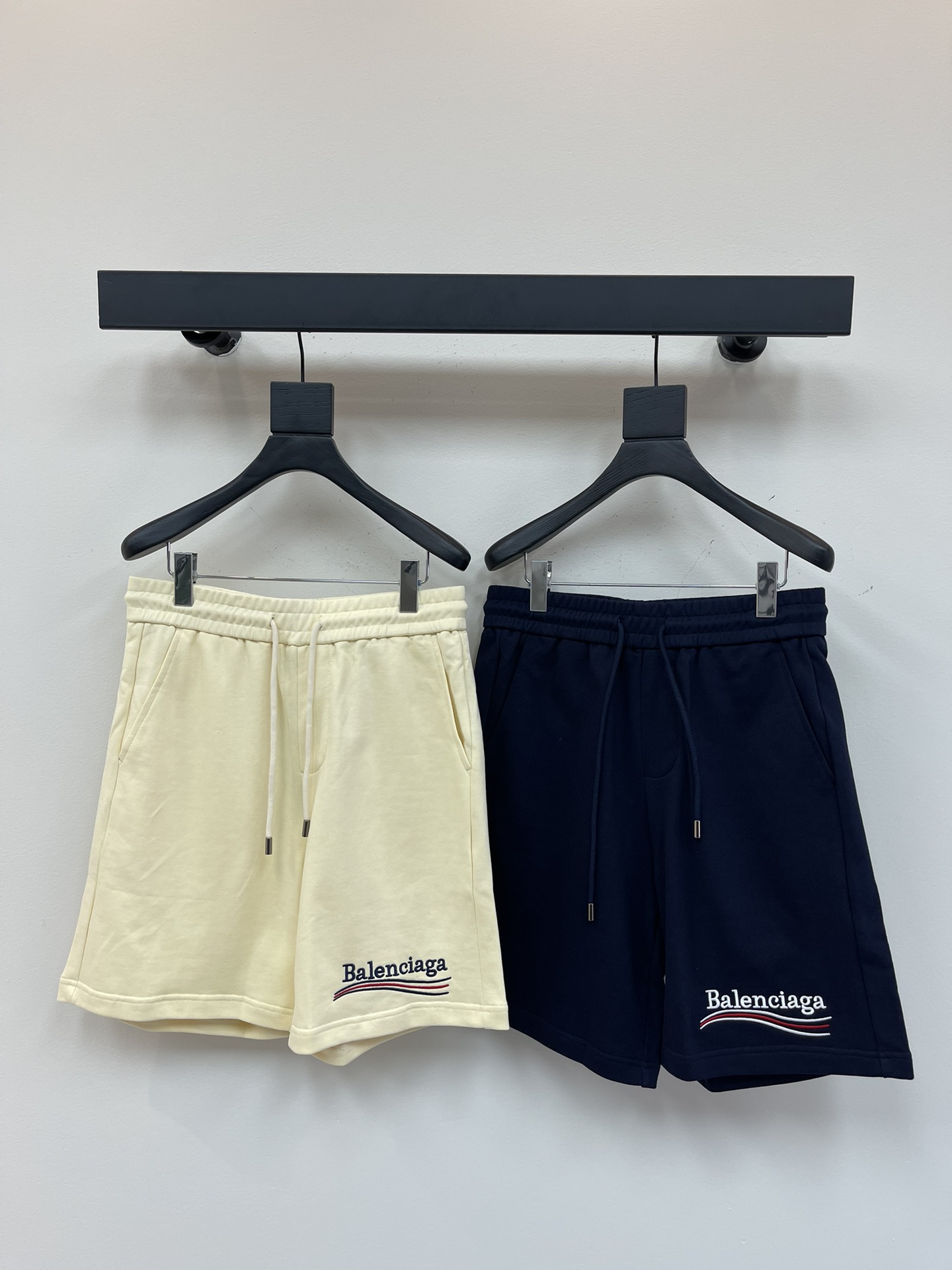 NO:330118,Balenciag*25 new knitted shorts, custom fabric, knitting craft embroidery logo. The style is tight and three-dimensional, straight striped splicing, custom trouser rope has a strong texture, smooth, comfortable and breathable upper body, concave and styling three-dimensional feeling, fashionable and casual outfit Size M-XXL,,balenciaga, shorts,alexander wang19860909Balenciag*25新款针织短裤,定制面料,针织工艺刺绣logo. 版型紧致立体,直条纹拼接,定制裤绳五金质感强,顺滑,上身舒适透气,凹凸有型的立体感,时尚休闲穿搭 尺码M-XXL,,balenciaga,shorts,alexander wang,Women's clothing