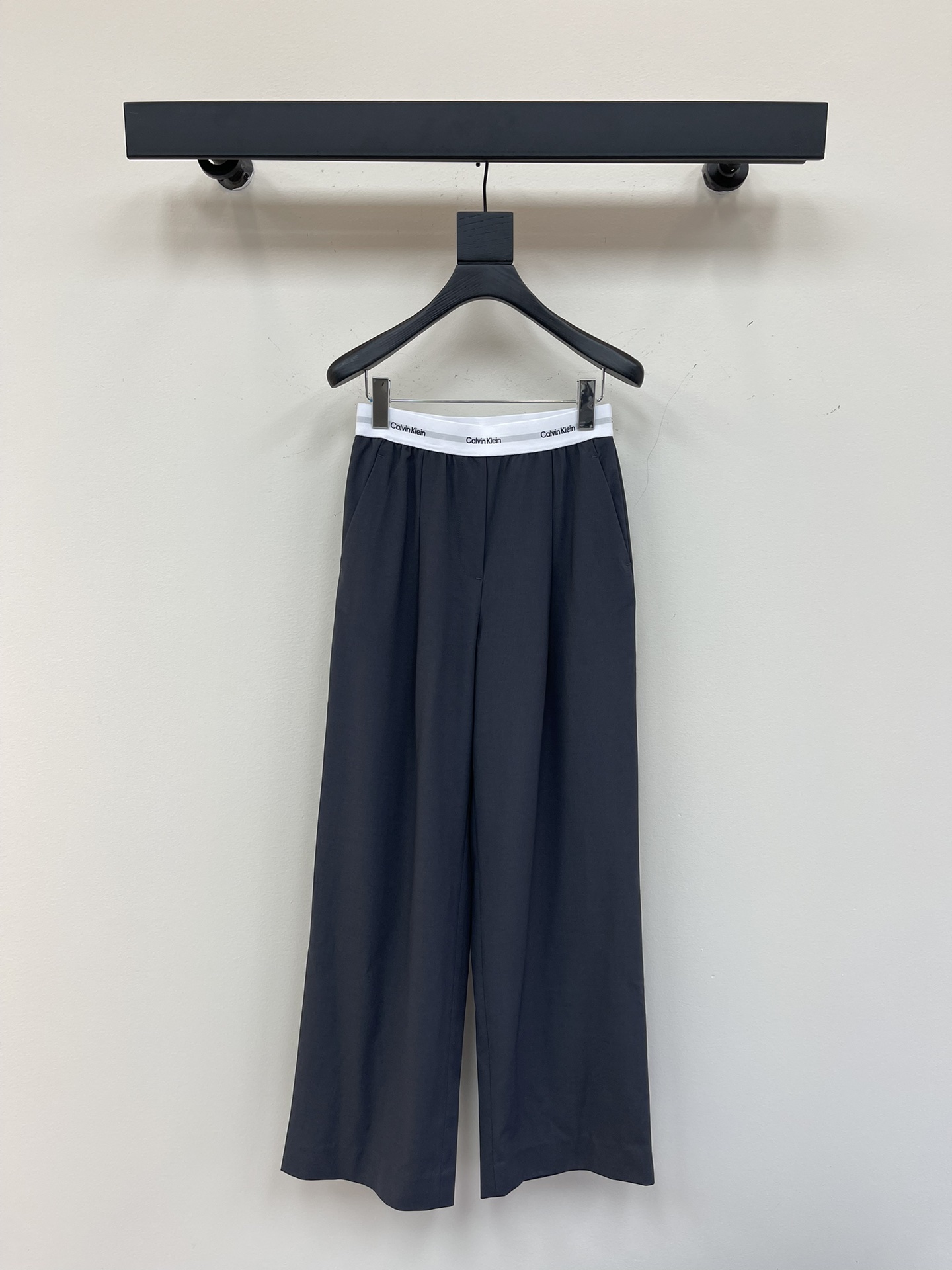 NO:330109,CK*25 new contrasting waist trousers. A versatile casual pants with a very design feel. Long legs are harvested. High-end fabric. The drooping feels just right. Show off long legs. High-end products. Classic tailoring makes you look thinner and longer. Extend the body proportions. The strength covers the flesh and makes you look thinner!  Eternal classics are absolutely not to be missed. It is fashionable in capital with any style. It is extremely practical and has a perfect fit. It has a perfect score for comfort. SML, alexander wang19860909CK*25新款撞色腰头西裤 极具设计感的一款百搭休闲裤 大长腿收割 高定面料 垂感度刚好 秀出大长腿 高端出品 经典剪裁视觉显瘦显腿长 拉长身材比例 实力遮肉显瘦！ 永恒经典是绝对不可错过的 搭配任何风格都是大写的时髦 实穿度极高 舒适度满分 SML,,alexander wang,Women's clothing