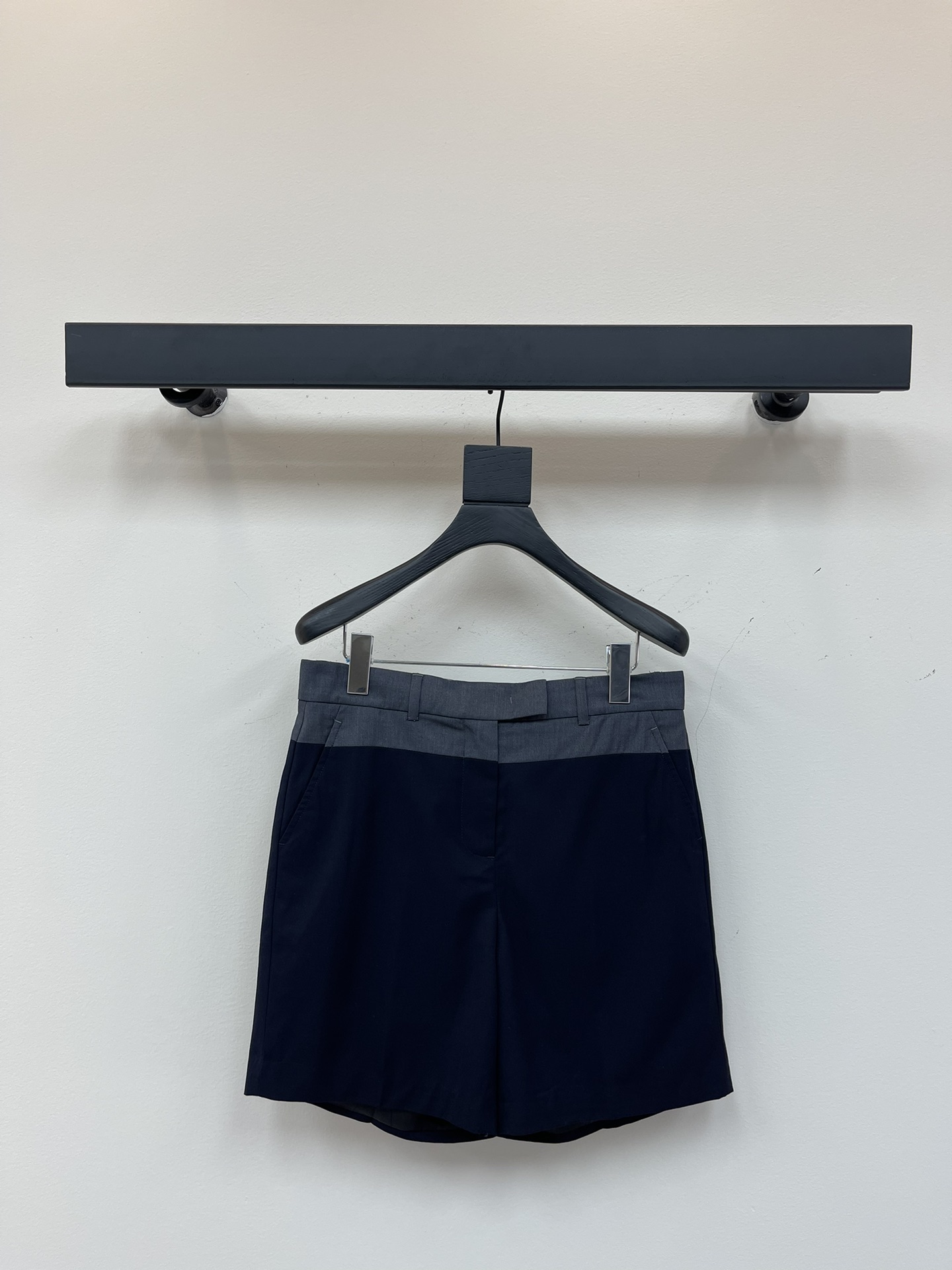 NO:330145,Miumi* 25 spring and summer new color block Bermuda high waist straight slim shorts | Exclusive yb development!  High-end production!  The style you want to wear when you go out every day ~ a very comfortable style!  Close your eyes! Use a cutting design style to make your pants more outstanding. It is a versatile tool when you wear it. Simple and high-waisted style. Easy to match with various T-shirts and very fashionable! It is so comfortable that you don’t want to take it off. SML, miumiu, shorts, tees, t-shirt, alexander wang19860909Miumi* 25春夏新款 拼色百慕大高腰直筒修身短裤丨独家yb开发！高版出品！日常出门就会想穿的款～非常舒适的款！闭眼入!采用裁剪设计风格 让裤子更加出彩 穿上就是百搭神器 简约高腰款 轻松搭配各种T恤而且非常的时尚!舒服到不想脱下来 SML,,miumiu,shorts,tees，t-shirt,alexander wang,Women's clothing